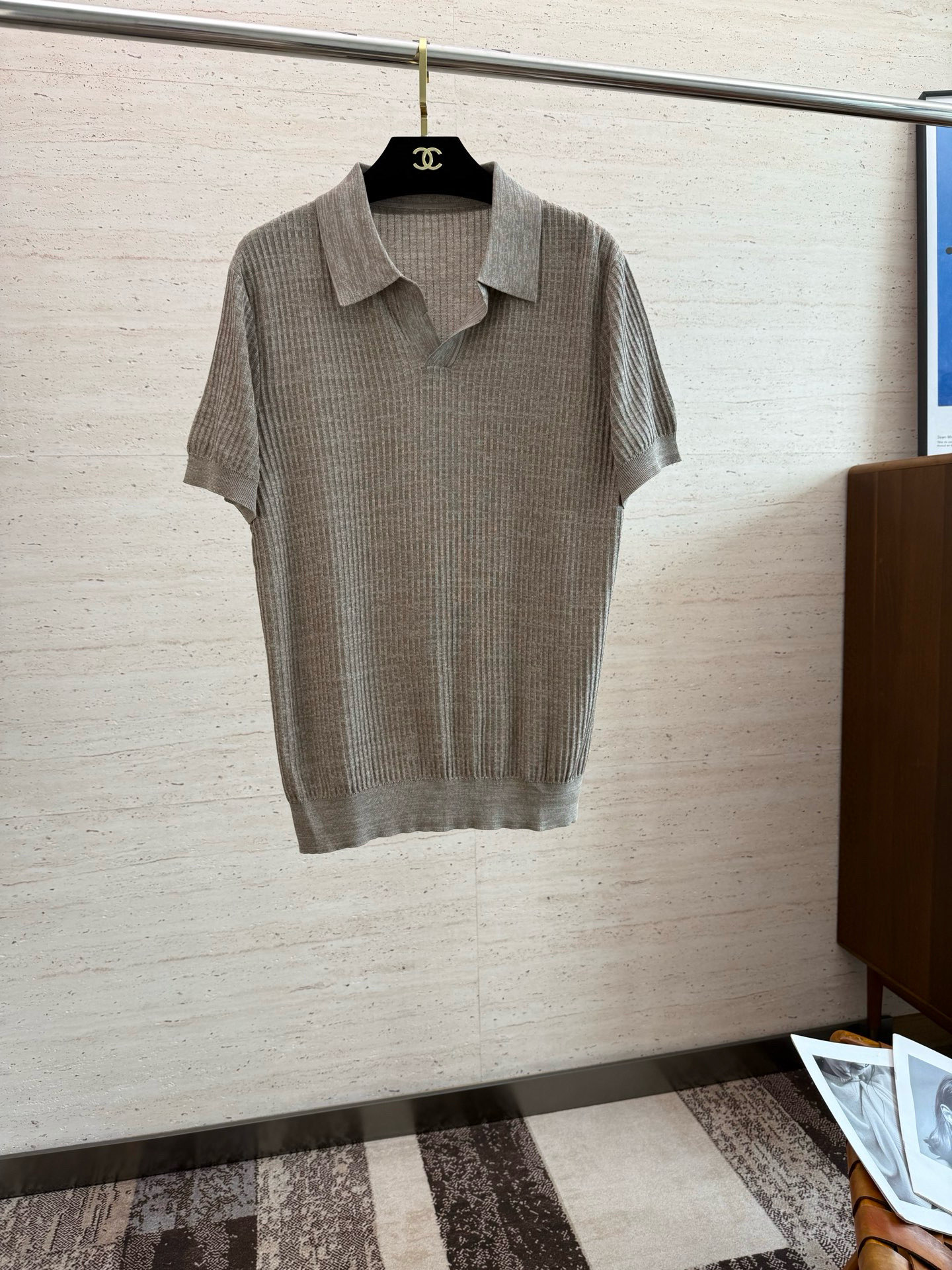 NO:505003,LP.25S spring and summer new knitted casual short-sleeved POLO is very light business casual overall!  !  The upper body is light, comfortable and smooth. It is definitely a piece that makes you feel good for money!  !  Code number M-4XL, loro piana, T-shirt, alexander wang19860909LP.25S春夏新款针织休闲短袖POLO 整体非常的轻商务休闲！！上身轻盈舒适顺滑 到手绝对让你觉得物有所值的一件单品！！码数M-4XL,,loro piana,T-shirt,alexander wang,Men's clothing