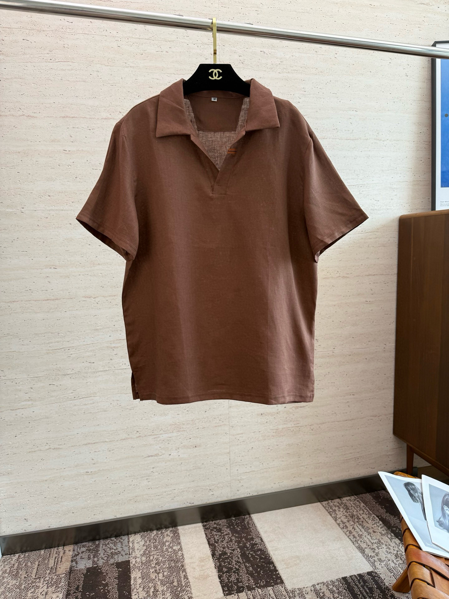 NO:504998,ZZ 25SS spring and summer new product, men's short-sleeved casual linen short-sleeved pol linen products come with many labels, which are fashionable and retro, elegant and casual, temperament and elegant!  The overall shape and style design follows the modern minimalist tone of Z, bringing the Italian urban noble style to the extreme. The overall shape is clean and neat, without any unnecessary elements. This is the best realm of linen products. The upper body is very easy to highlight the temperament and fashion sense, both capable and handsome and casual. The chest is decorated with an iconic brand logo, presented in exquisite embroidery, which strongly represents the identity. Customers are selected. Original Egyptian environmentally friendly linen fabric, known as 'gold fiber'. The fabric has been processed with a special garment process, perfectly combining comfort and breathability, excellent skin-friendly and excellent moisture absorption. It has a unique style. The texture structure restores the natural pure and simple color of linen. It is quite pleasing to the eye and has a full artistic conception!  Code number M-4XL, T-shirt, gold, alexander wang19860909ZZ 25SS春夏新品 男士短袖休闲亚麻短袖pol 亚麻单品自带很多标签,时髦且复古、雅痞而随性、气质而优雅！ 整体的形态风格设计,沿袭了Z 家现代极简主义基调,将意式的都市高贵格调发挥到极致,整体造型干净利落,无任何多余元素傍身,这才是亚麻制品的最好境界,上身极易凸显气质和时髦感,即干练帅气亦随性惬意,胸前饰有标志性品牌标识,以精美刺绣体呈现,有力标榜了身份, 客供臻选 原生态埃及环保亚麻面料,素有“黄金纤维”之称,面料经过特殊成衣工艺处理,完美兼具了舒适感与透气性,亲肤性绝佳,吸湿性亦优越,自成一派的独特风格,纹理构造还原了亚麻自然纯粹与质朴的本色,视觉方面相当耐看,意境十足！码数M-4XL,,T-shirt,gold,alexander wang,Men's clothing