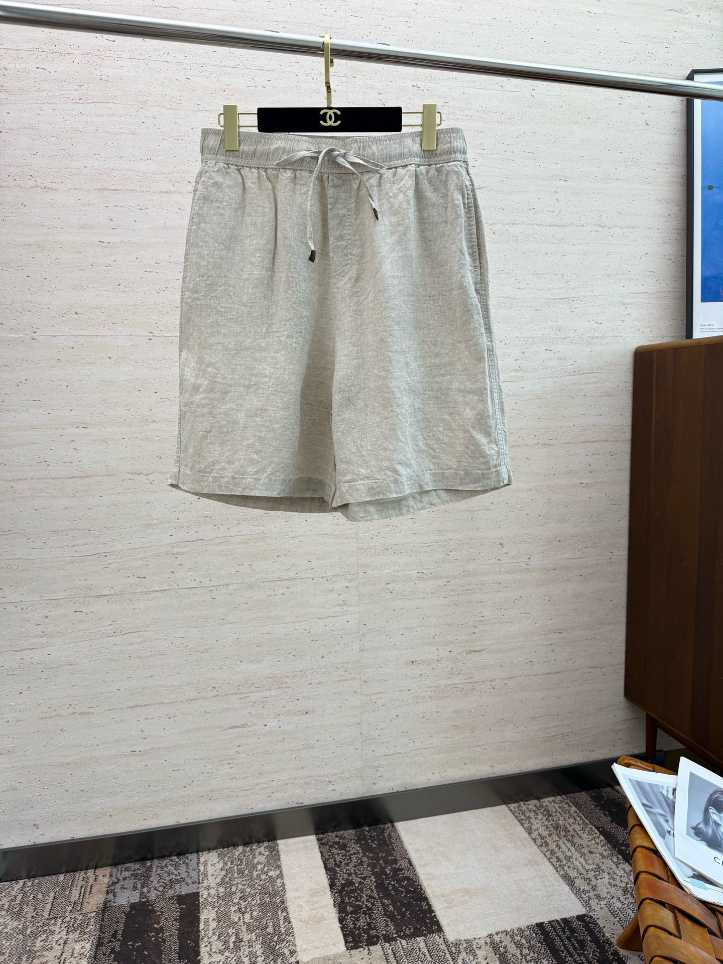 NO:504959,BC 25SS Summer Line Casual Shorts A must-have for summer wardrobe. These linen shorts perfectly combine fashion and comfort. They are made of natural linen material, breathable and can quickly dissipate heat, allowing you to stay refreshed all the time in hot summer. The loose style design not only makes you feel comfortable and unrestrained, but also cleverly modify the leg lines to suit all kinds of figures. The waist is equipped with a white drawstring, which can flexibly adjust the elasticity and fit different waist needs. The simple design is matched with exquisite brand embroidery logo, which shows a luxurious texture in a low-key manner. Whether it is a simple T-shirt walking on the street or a casual shirt to go on a vacation, it can be easily controlled, creating a casual and stylish summer look for you. Size M-4XL, shorts, shirts, tees, t-shirt, alexander wang19860909BC 25SS夏季亚麻休闲短裤 夏日衣橱必备,这款亚麻短裤,将时尚与舒适完美融合.采用天然亚麻材质,透气性绝佳,能迅速排散热气,让你在炎炎夏日也能时刻保持清爽.宽松的版型设计,不仅穿着自在无束缚,还巧妙修饰腿部线条,适配各种身形.腰部配有白色抽绳,可灵活调节松紧,贴合不同腰围需求.简约的设计搭配精致的品牌刺绣标识,低调中彰显奢华质感.无论是搭配简约T恤漫步街头,还是配上休闲衬衫奔赴度假之旅,它都能轻松驾驭,为你打造随性又不失格调的夏日造型.码数M-4XL,,shorts,shirts,tees，t-shirt,alexander wang,Men's clothing