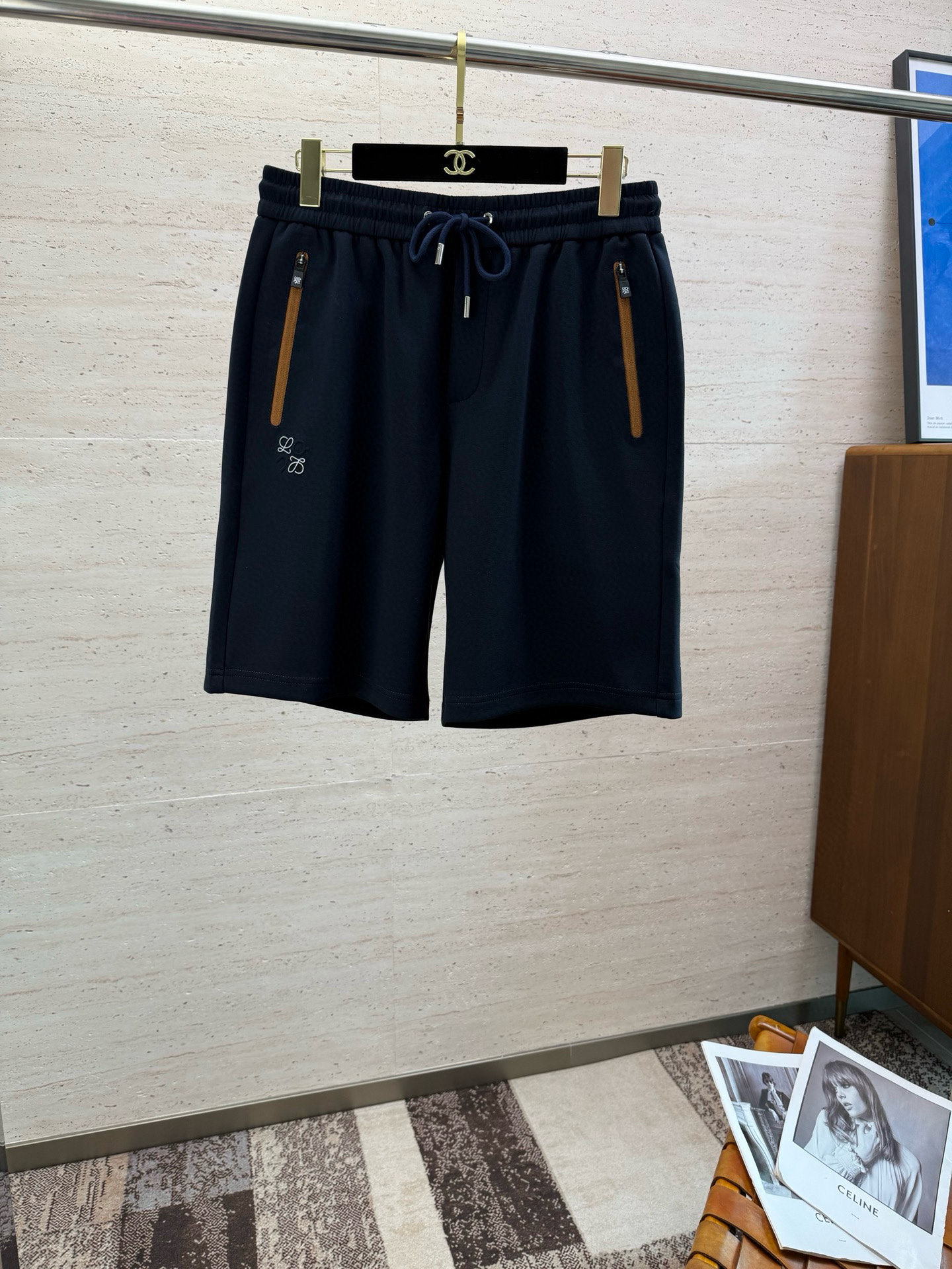 NO:506358,LOE2025 drawstring versatile men's casual shorts five-point pants # Choose carefully and meticulous workmanship, elastic waist + drawstring practical and stylish, crotch cut, comfortable and three-dimensional, hanging loose trousers, breathable and comfortable, not stuffy. Retro trend, daily casual shorts, not bloated at all, suitable for casual outdoor wear. Number 48-56,,loewe, shorts,alexander wang19860909LOE2025抽绳百搭男士休闲短裤五分裤#选用精心细致的做工,松紧腰+抽绳实用有型,裆部立体裁剪,穿着舒适立体,垂顺宽松裤脚,透气舒适不闷热 复古潮流,日常休闲短裤,丝毫不显臃肿,适合在休闲 户外场合穿着.码数48-56,,loewe,shorts,alexander wang,Men's clothing