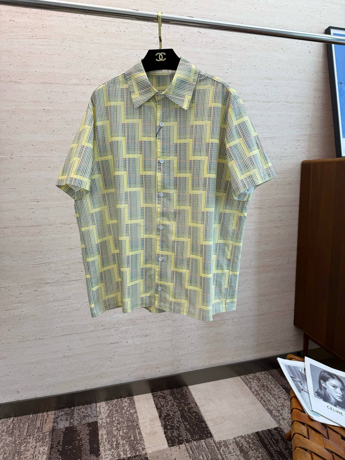 NO:506365,LV donkey brand 25ss spring and summer new short-sleeved Oxford shirt with gradient effect Louis Vuitton logo builds a full 1V Stairs print, cleverly incorporates the Marque L.Vuitton Déposée label at the back. It can be used to create a modern spring style with the same series of college-style items. The same size for men and women S.M.L.XL 69707172 Bust 57596163 Shoulder width 4748.2 49.4 50.6,,louis vuitton,louis vuitton,louis vuitton,shirts,T-shirt,alexander wang19860909LV 驴牌25ss春夏新款短袖牛津衬衫以渐变效果路易威登标识构筑全幅 1V Stairs印花,于后部巧妙融入 Marque L.Vuitton Déposée 标签.可与同系列学院风格单品共筑摩登春日造型., 男女同款 码数S.M.L.XL 衣长69707172 胸围57596163 肩宽4748.2 49.4 50.6,,louis vuitton,louis vuitton,louis vuitton,shirts,T-shirt,alexander wang,Men's clothing