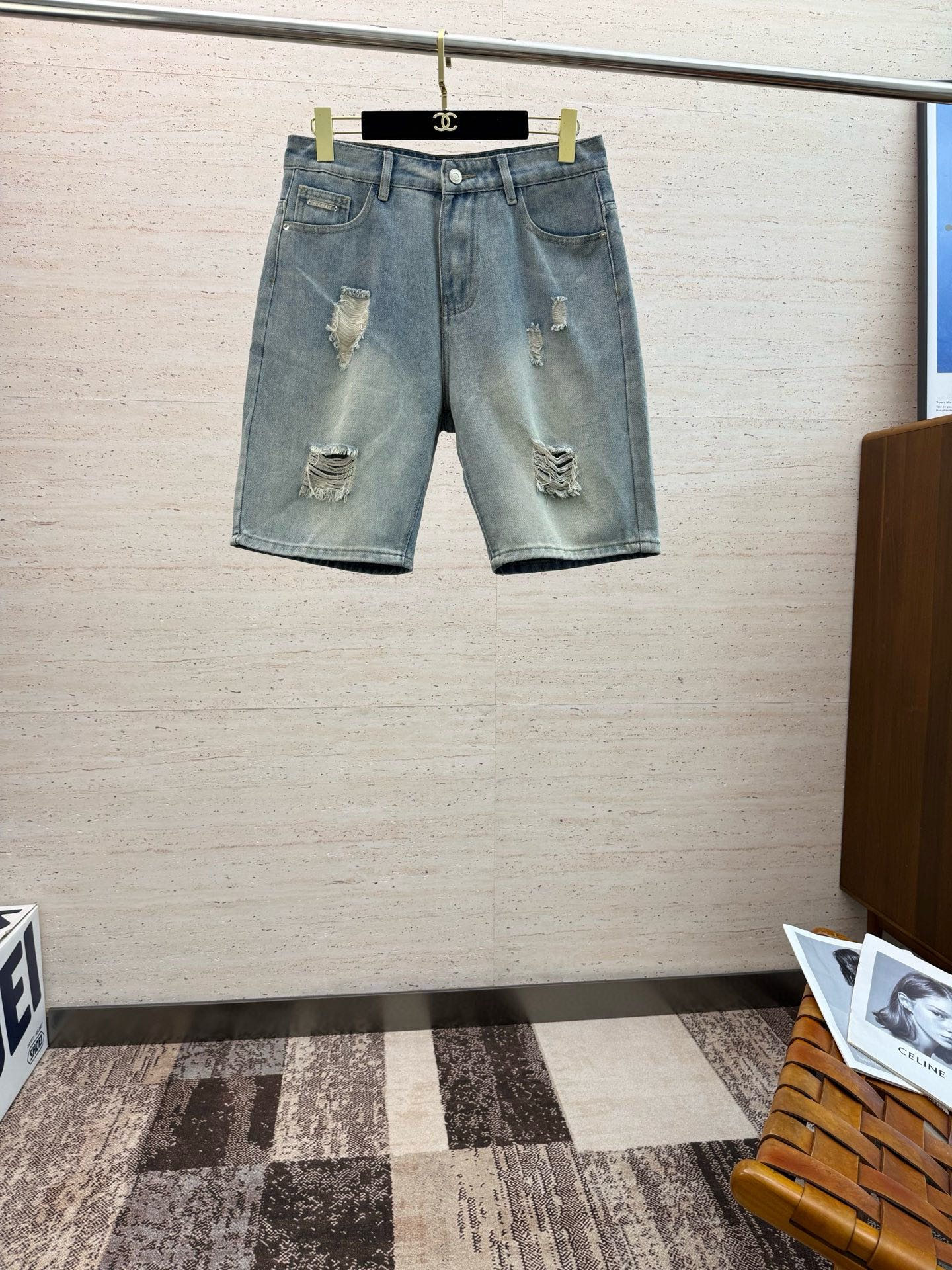 NO:506370,, BUR2025ss summer new men's ripped denim shorts, breathable and comfortable, impeccable details, brand elements design concept, reflecting high quality. The feel is delicate and soft!  It is casually cut, with a great upper body style!  Size: 29-3835 37, burberry, shorts, alexander wang19860909, BUR2025ss夏季新款男士破洞牛仔短裤 透气舒适度高,细节无可挑剔,品牌元素设计理念,体现高品质.手感细腻柔软！呈现休闲裁剪,上身版型超赞！尺码:29-3835 37,,burberry,shorts,alexander wang,Men's clothing
