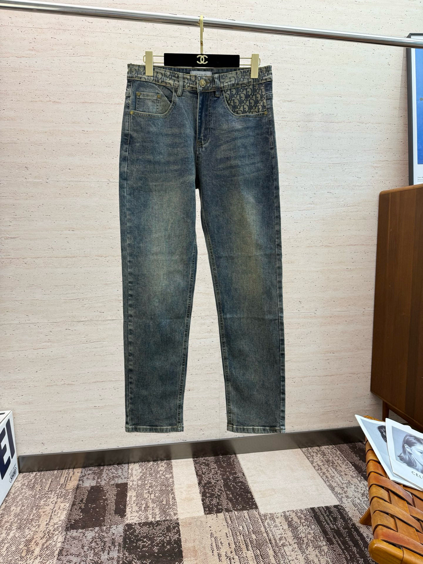 NO:506374,CD25S Spring and Autumn Men's Straight Jeans... Made of cotton denim fabric, soft texture without losing muscles and bones, dry and tough feel. Classic iconic embossed logo, soul-like embellishment. All indicators are top-quality, which naturally brings an excellent body feel!  Number of codes 29-38 None 35, jeans,alexander wang19860909CD25S春秋男士直筒牛仔裤…棉质牛仔面料打造 质地柔软又不失筋骨,手感干爽有韧性 经典的标志性浮雕徽标,灵魂般的点缀 各项指标皆为上品,自然带来极佳的上身体感！码数29-38 无35,,jeans,alexander wang,Men's clothing