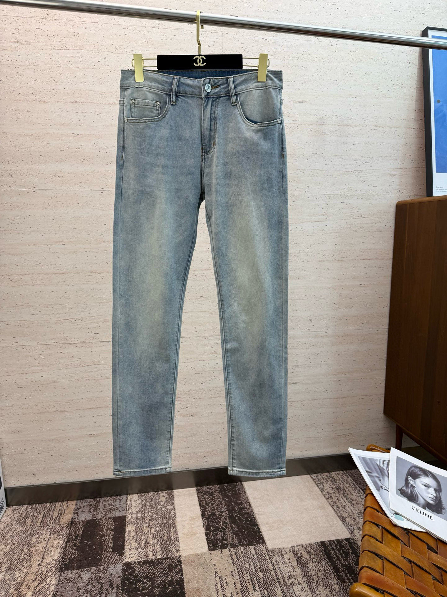 NO:506388,DG25S Spring and Autumn Men's Straight Jeans... Made of cotton denim fabric, soft texture without losing muscles and bones, dry and tough feel. Classic iconic relief logo, soul-like embellishment. All indicators are top-quality, which naturally brings an excellent body feel!  Number of codes 29-38 35/37, jeans,alexander wang19860909DG25S春秋男士直筒牛仔裤…棉质牛仔面料打造 质地柔软又不失筋骨,手感干爽有韧性 经典的标志性浮雕徽标,灵魂般的点缀 各项指标皆为上品,自然带来极佳的上身体感！码数29-38 35/37,,jeans,alexander wang,Men's clothing