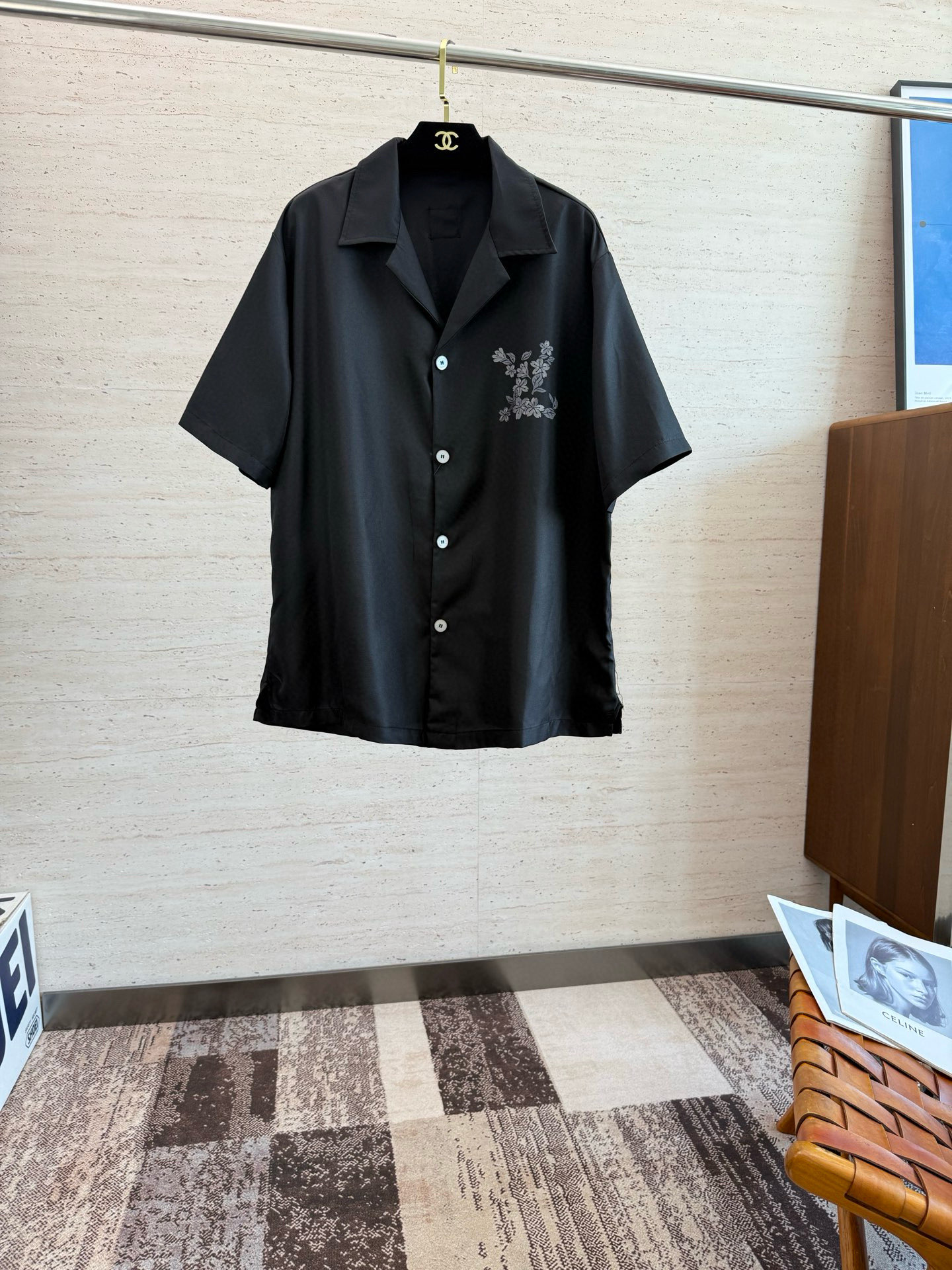 NO:506435,LOUIS VUITTON x Nigo co-branded printed silk short sleeve ●15138 purchased and developed ●Item number 162742-A35 ●Fabric silk fabric ●Craft printing production ●Fit fit style ●Graphic weight about 250 grams ●Size S-M-L-XL ●Describes Monogram pattern that shows corrugated effects through fine jacquard technology. The design of this shirt combines dynamic academy style, with striped knitted collars and knitted straps on both sides add vitality. The design of the concealed closure and the bright buttons on the top creates a visual effect similar to a polo shirt, bringing a unique squalling interest to the shirt. The rear label details, side slits, casual style, suitable for day and night occasions, easily showing a modern style. The overall line is straight and delicate, the fabric is comfortable and soft, and the color is consistent and without color difference  It can be matched with the same style to create a fashionable look, control various occasions, customize auxiliary materials, complete three standards, the same style for men and women!  ,,louis vuitton,shirts,T-shirt,real silk,alexander wang19860909LOUIS VUITTON x Nigo 联名印花真丝短袖 ●15138购入开发 ●货号162742-A35 ●面料真丝面料 ●工艺印花制作 ●版型合身版型 ●克重约250克 ●尺码S-M-L-XL ●描述通过精细的提花工艺,展现出波纹效果的Monogram图案.这款衬衫的设计融合了动感学院风格,条纹针织衣领和两侧的针织饰带增添了活力.暗扣前襟与顶部明纽扣的设计,营造出类似马球衫的视觉效果,为衬衫带来独特的错视趣味.后部标签细节处理,侧开衩,休闲版型,适合昼夜场合,轻松彰显摩登风采.整体走线平直细腻,面料舒适柔软,颜色一致无色差 能与同款搭配营造时尚造型,驾驭各种场合,定制辅料,三标齐全,男女同款！、,,louis vuitton,shirts,T-shirt,real silk,alexander wang,Men's clothing