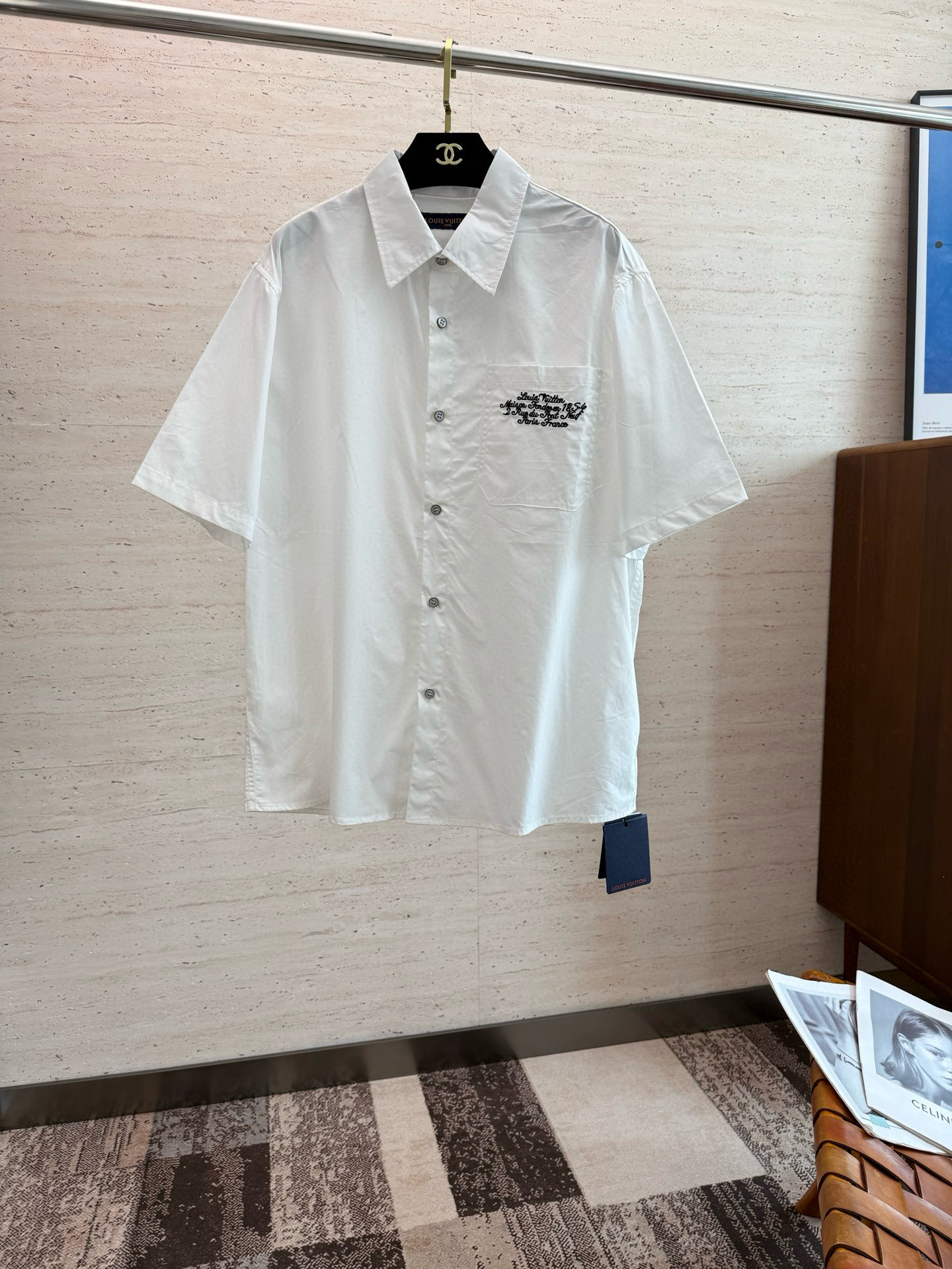 NO:506438,LOUIS VUITTON X Nigo co-branded Sakura Snow Mountain Shirt ●10569 Purchase and develop ●Element No. 161463-A40, ●Fabric silk fabric ●Craft embroidery production ●Lose style ●Graphic weight about 235 grams ●Size S-M-L-XL ●Description is made of high-density silk thick shirt material, the fabric is comfortable and soft, skin-friendly and breathable, the chest decoration is decorated with patch pockets, signature lily of the valley embroidery, straight-tube style cut, the overall thread is straight and delicate, the fabric is comfortable and soft, the color is consistent and there is no color difference, and it can be matched with the same style to create a fashionable look, control various occasions, customized auxiliary materials, complete three standards, the same style for men and women!  ,louis vuitton,shirts,alexander wang19860909LOUIS VUITTON X Nigo联名樱花雪山衬衫 ●10569购入开发 ●货号161463-A40、 ●面料丝绸面料 ●工艺刺绣制作 ●版型宽松版型 ●克重约235克 ●尺码S-M-L-XL ●描述采用高密丝稠衬衫料,面料舒适柔软,亲肤透气,前胸饰以贴布口袋点缀签名铃兰花刺绣,直筒版型剪裁,整体走线平直细腻,面料舒适柔软,颜色一致无色差,能与同款搭配营造时尚造型,驾驭各种场合,定制辅料,三标齐全,男女同款！,,louis vuitton,shirts,alexander wang,Men's clothing