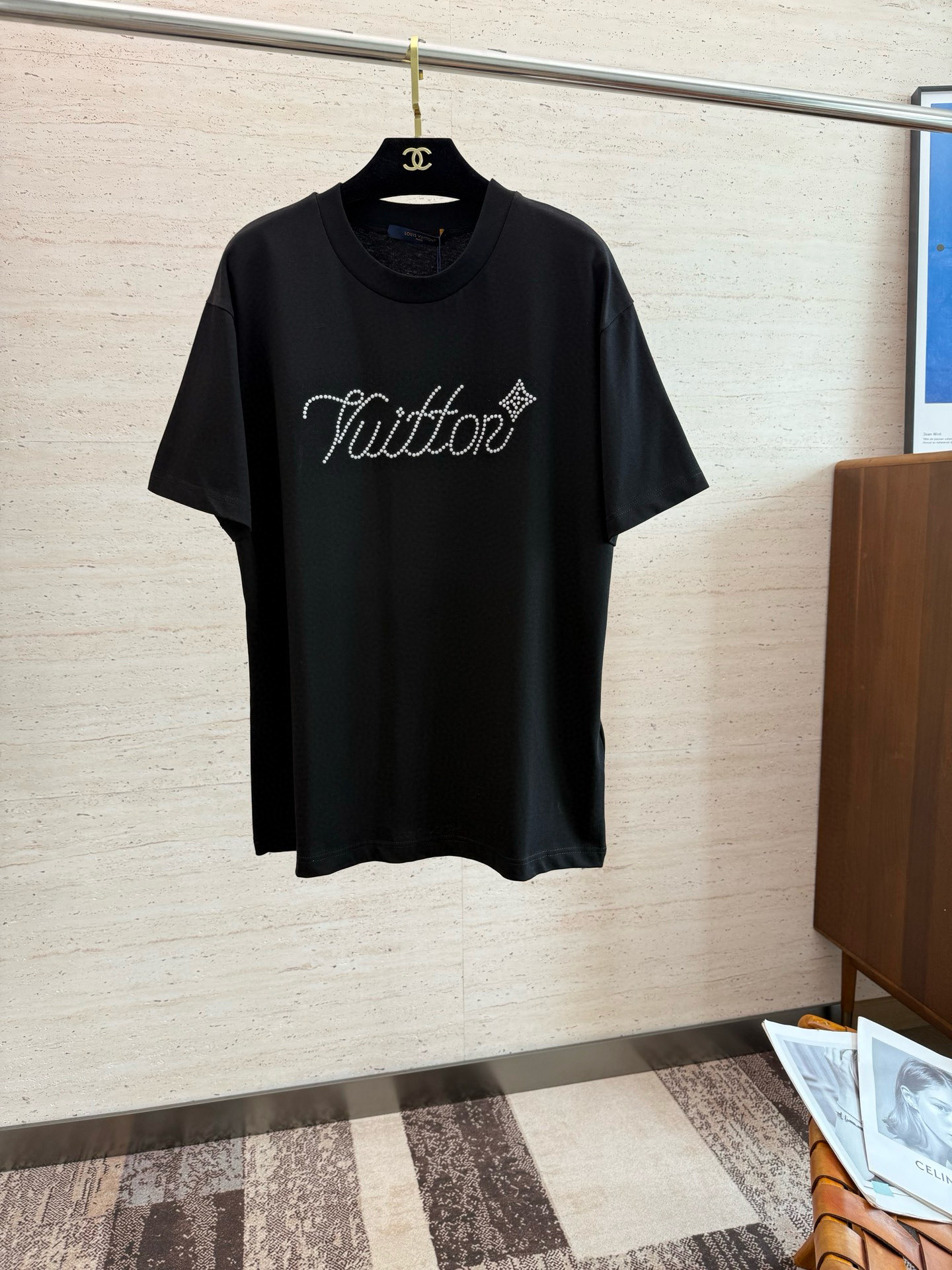 NO:506440,'LV Louis Home 2025FW Early Autumn Checkerboard Jacquard Cotton Beaded Cotton Beaded Diamond Short-sleeved T-shirt with new black samurai jacquard square embellishment, breathable and comfortable upper body, and the details must be controlled!  !  Recommend dry cleaning or reverse laundry bag wrap cold water quick machine washing Size S-XL, louis vuitton,louis vuitton,t-shirt,tees,t-shirt,alexander wang19860909'LV 路易家 2025FW早秋棋盘格提花棉质珠地棉串珠烫钻短袖T恤 后领新款黑武士提花方标点缀 上身透气舒适 细节控必入！！ 建议干洗或反面洗衣袋包裹冷水快速机洗 尺码S-XL,,louis vuitton,louis vuitton,T-shirt,tees，t-shirt,alexander wang,Men's clothing