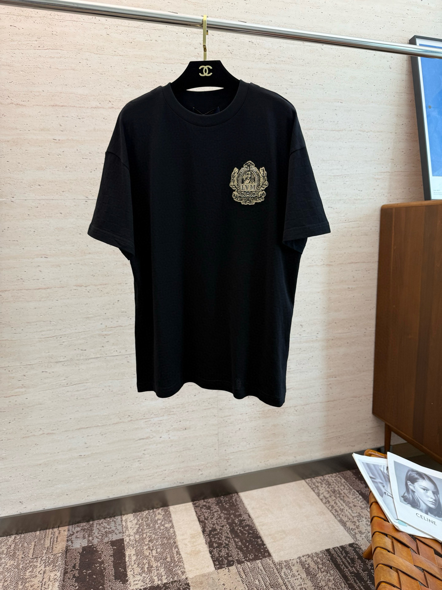 NO:506442,LV Louis Vuitton Cotton Short Sleeve This beaded floor cotton T-shirt is inspired by Westminster dog walkers, and embroidered logos are incorporated into the rich texture of Damier jacquard. The complex Dog badge pattern jumps on the chest, which can inject a delicate atmosphere into the uncelebrated style of the New Year. The beaded square jacquard fabric is made through jacquard processing technology, with highly beautiful patterns and high-quality feel. The plaid pattern is restored and designed and made through a computer knitting machine or a hand weaving machine, with extremely high detail. The surface of the beaded floor cloth is sparse and porous and similar to the honeycomb, which makes it more breathable and washable than ordinary knitted cloth. It not only has an elegant texture and luster, but also has a soft, smooth and textured feel. This special feel gives the fabric a high-quality touch, making the product more high-end. The gold thread embroidery Zhangzai craft combines gold thread embroidery and Zhangzai design. Through fine embroidery skills, metal threads and other threads are interwoven together to create a unique visual effect and three-dimensional sense. During the embroidery process, attention should be paid to the tension control of the gold thread to ensure that the embroidery works are flat and the metallic luster is uniform, and the number of codes is S M L XL,,louis vuitton,louis vuitton,T-shirt,tees,t-shirt,alexander wang19860909LV 路易威登 贴饰棉质短袖 本款珠地棉T恤向威斯敏斯特遛狗一族采撷灵感,于肌理丰盈的Damier提花融入刺绣标识.繁复 Dog 徽章图案跃现胸前,可为年未庆典造型注入考究气息. 珠地格提花面料它是通过提花加工技术制成的,具有高度美观的图案和高品质的手感.格纹图案还原设计,并通过电脑编织机或手工织造机制作,其细节度极高. 珠地布的表面是疏孔状的,形状与蜂巢相似,这使得它比普通针织布更透气耐洗.它不仅具有高雅的质感和光泽感,而且手感柔软、光滑、有质感,这种特殊的手感赋予了面料高品质的触感,使得产品更具高端感. 金线刺绣章仔工艺结合了金线刺绣与章仔设计,通过精细的刺绣技艺,将金属线与其他丝线交织在一起,创造出具有独特视觉效果和立体感强的章仔.刺绣过程中需注意金线的张力控制,以确保刺绣作品平整且金属光泽均匀、 碼數 S M L XL,,louis vuitton,louis vuitton,T-shirt,tees，t-shirt,alexander wang,Men's clothing