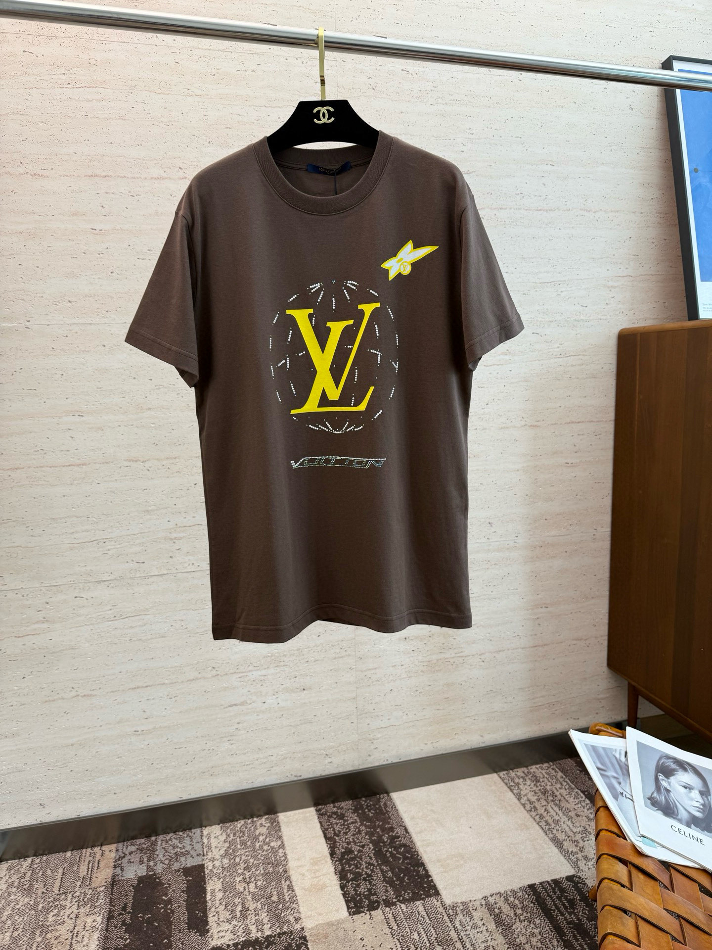 NO:506445,LV Louis Vuitton 1v 2025ss hot diamond printing route map round neck short sleeves Special hot diamond environmentally friendly glue printing, the fabric after environmentally friendly glue printing feels soft and comfortable, suitable for close-fitting wear; at the same time, it has good color brightness and hiding strength, and can present a colorful pattern effect, standard H drooping style, matched with a shoulder-length design. The vertical style emphasizes that the width of the shoulders, waist and hem is basically the same, with simplicity and looseness. The short sleeves are tailored to show the wearer's figure curve S-XL size,,louis vuitton,louis vuitton,T-shirt,alexander wang19860909LV路易威登1v 2025ss烫钻印花航线图圆领短袖 特殊烫钻环保胶浆印花,环保胶浆印花后的面料手感柔软、舒适,适合贴身穿着；同时具有良好的色彩鲜艳度和遮盖力,能够呈现出丰富多彩的图案效果,标准H垂身版型,搭配齐肩设计.垂直版型强调的是肩部、腰部、下摆宽度基本一致,具有简约、宽松的特点.短袖的剪裁合身,能够展现出穿着者的身材曲线 尺码S-XL码,,louis vuitton,louis vuitton,T-shirt,alexander wang,Men's clothing