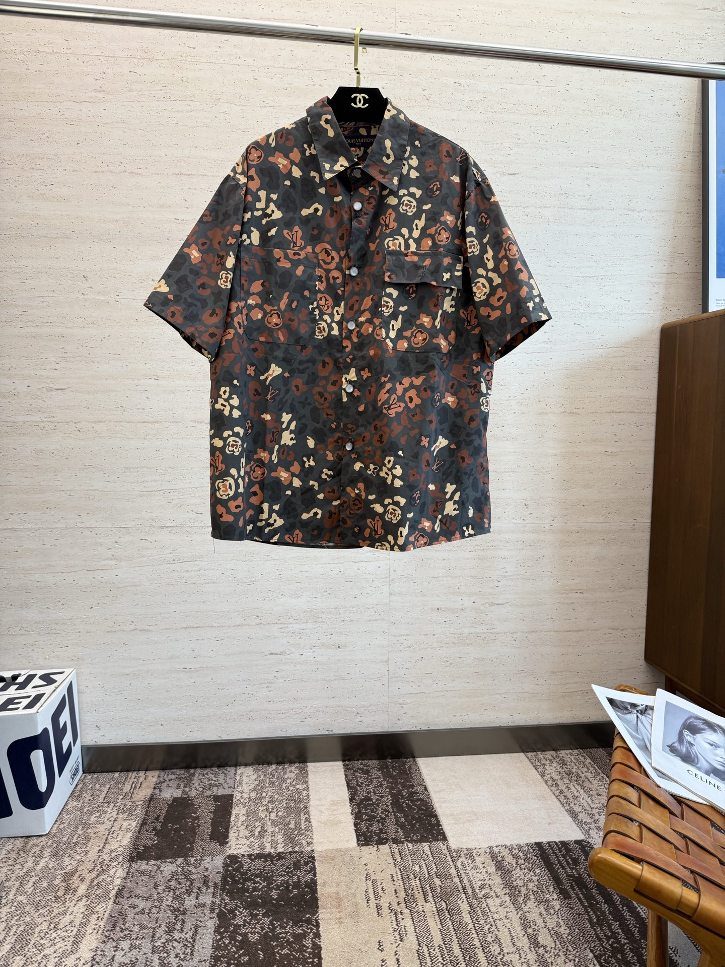 NO:509056,LOUIS VUITTON short-sleeved shirt ●18456 purchased and developed ●Fabric printed fabric ●Fit fit style ●Size S-M-L-XL ●Description is made of customized printed fabrics with excellent texture, comfortable and soft, skin-friendly and breathable, chest decorations are embellished with pockets, inner seams, button letters are customized, the overall line is straight and delicate, the fabric is comfortable and soft, the color is consistent and there is no color difference, and it can be matched with the same style to create a fashionable look, and control various occasions, customized auxiliary materials, complete three standards, the same style for men and women!  ,,louis vuitton,shirts,T-shirt,alexander wang19860909LOUIS VUITTON 短袖衬衫 ●18456购入开发 ●面料印花面料 ●版型合身版型 ●尺码S-M-L-XL ●描述采用定制印花面料匠心制作,质感卓越,舒适柔软,亲肤透气,胸口饰以口袋点缀,内里包缝,扣子字母定制,整体走线平直细腻,面料舒适柔软,颜色一致无色差,能与同款搭配营造时尚造型,驾驭各种场合,定制辅料,三标齐全,男女同款！,,louis vuitton,shirts,T-shirt,alexander wang,Men's clothing