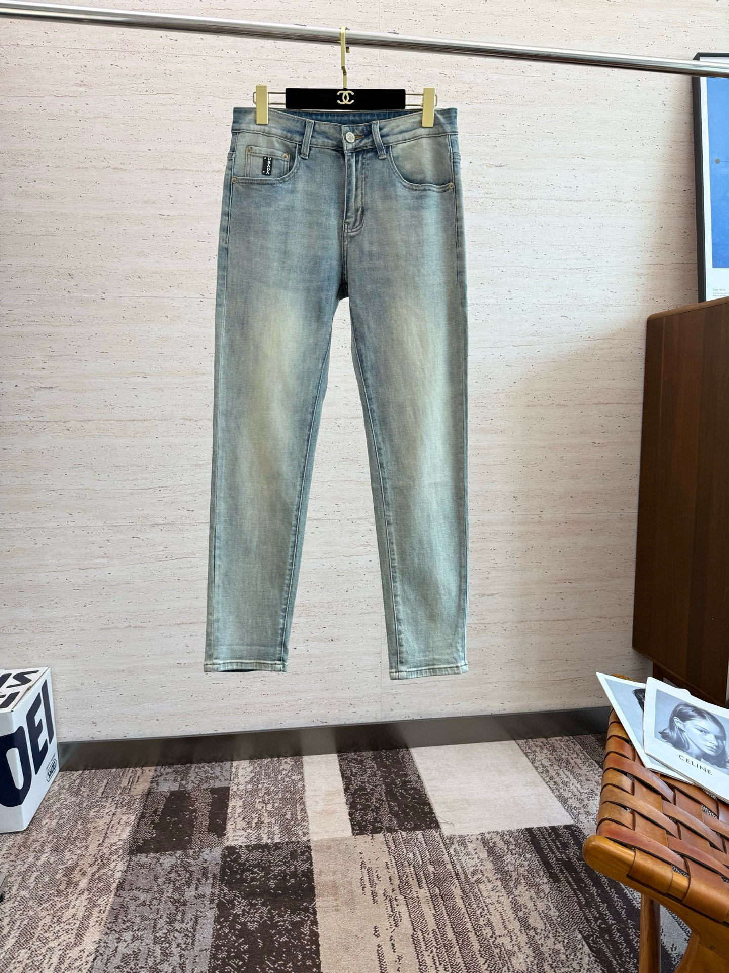 NO:509066,PRA25S Spring and Autumn Men's Straight Jeans Made of Cotton denim fabric, soft texture without losing muscles and bones, dry and tough feel. Classic iconic relief logo, soul-like embellishment. All indicators are top-quality, which naturally brings an excellent body feel!  !  Number of codes 29-3835 37, prada, jeans, alexander wang19860909PRA25S春秋男士直筒牛仔裤 棉质牛仔面料打造 质地柔软又不失筋骨,手感干爽有韧性 经典的标志性浮雕徽标,灵魂般的点缀 各项指标皆为上品,自然带来极佳的上身体感！！码数29-3835 37,,prada,jeans,alexander wang,Men's clothing