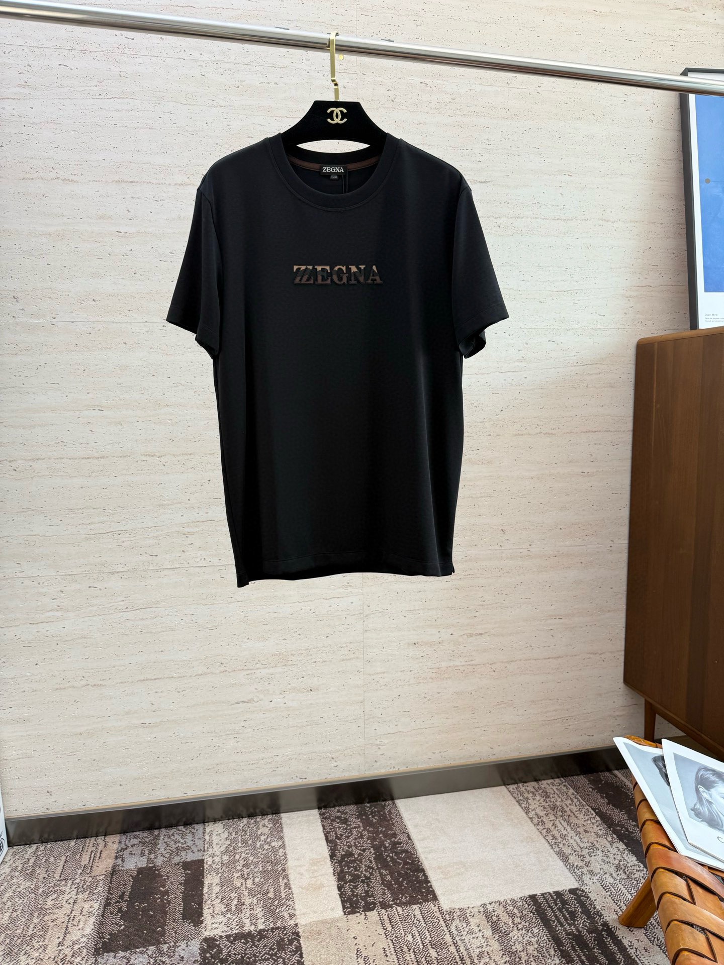 NO:509057,ZZ 2025 spring and summer new short-sleeved sleeves have a bright and bright overall color, smooth and soft feel, with a strong drape, natural and soft texture, super comfortable in the body, and a strong drape!  T-shirts are very comfortable and practical in daily wear, super toughness is better than ordinary cotton, the texture is delicate, soft and skin-friendly, the touch is light and cool, the color is bright and the color is high in fastness, and the breathability and drape are good. Number of codes M-3XL, T-shirt,tees, t-shirt,alexander wang19860909ZZ 2025 春夏新款短袖 整体上色泽较鲜明和光亮,手感顺滑揉软,悬垂感特强,质地自然柔软、贴身超级舒服,悬垂感特强！ T恤日常穿搭很自在很实用,超级的有韧性比起一般的棉手感质感都更好的,面料质地细腻、柔软、亲肤,触感轻薄凉爽,色泽艳丽色牢度高,透气性及悬垂性好.码数M-3XL,,T-shirt,tees，t-shirt,alexander wang,Men's clothing