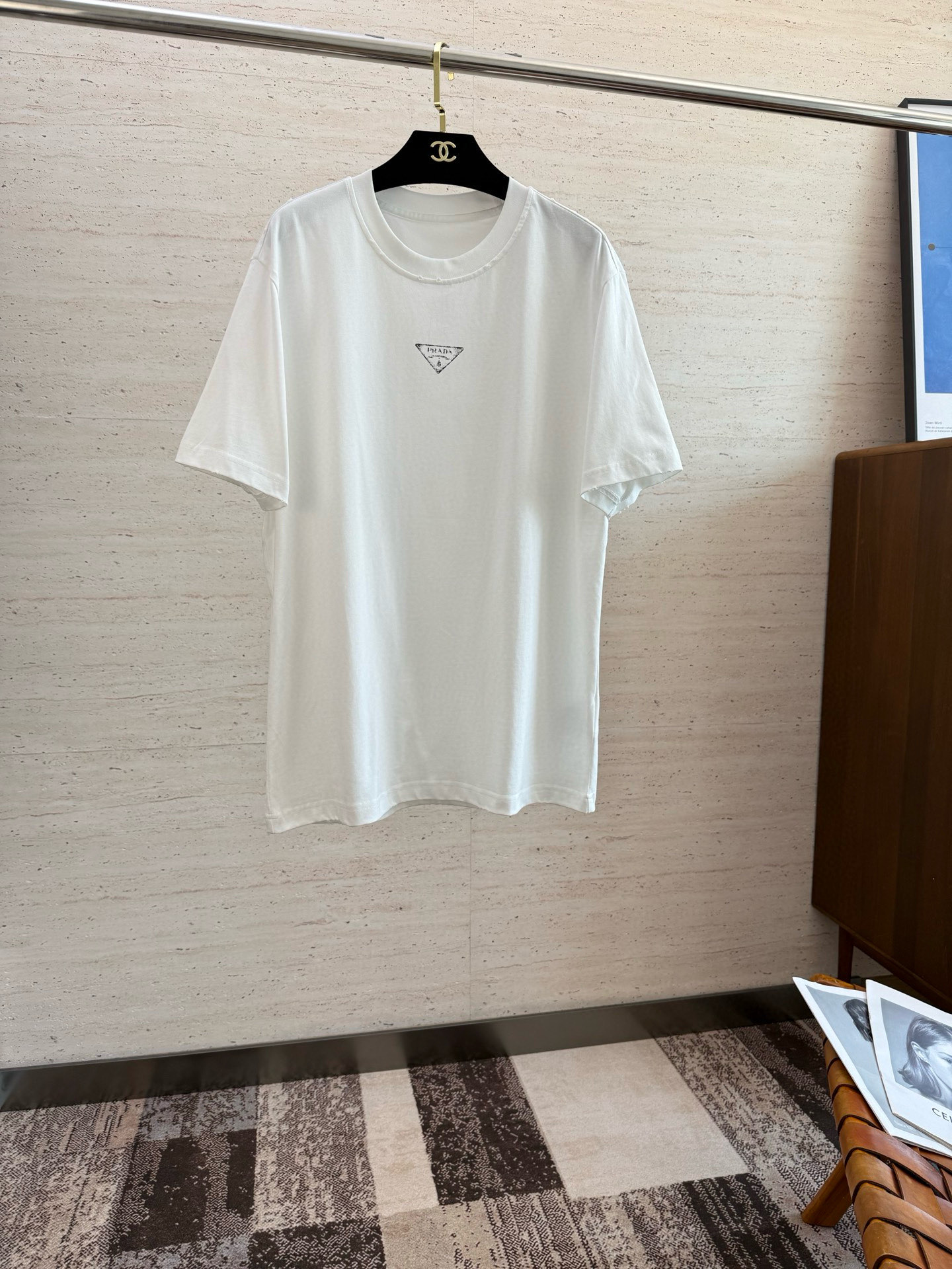 NO:509065,PRA2025 spring and summer new short-sleeved sleeves have bright and bright overall color, smooth and soft feel, with a strong drape, natural and soft texture, super comfortable in the body, and a strong drape!  T-shirts are very comfortable and practical in daily wear, super toughness is better than ordinary cotton, the texture is delicate, soft and skin-friendly, the touch is light and cool, the color is bright and the color is fast, the breathability and drape are good. The code number M-5XL, prada, T-shirt,tees, t-shirt,alexander wang19860909PRA2025 春夏新款短袖 整体上色泽较鲜明和光亮,手感顺滑揉软,悬垂感特强,质地自然柔软、贴身超级舒服,悬垂感特强！ T恤日常穿搭很自在很实用,超级的有韧性比起一般的棉手感质感都更好的,面料质地细腻、柔软、亲肤,触感轻薄凉爽,色泽艳丽色牢度高,透气性及悬垂性好.码数M-5XL,,prada,T-shirt,tees，t-shirt,alexander wang,Men's clothing