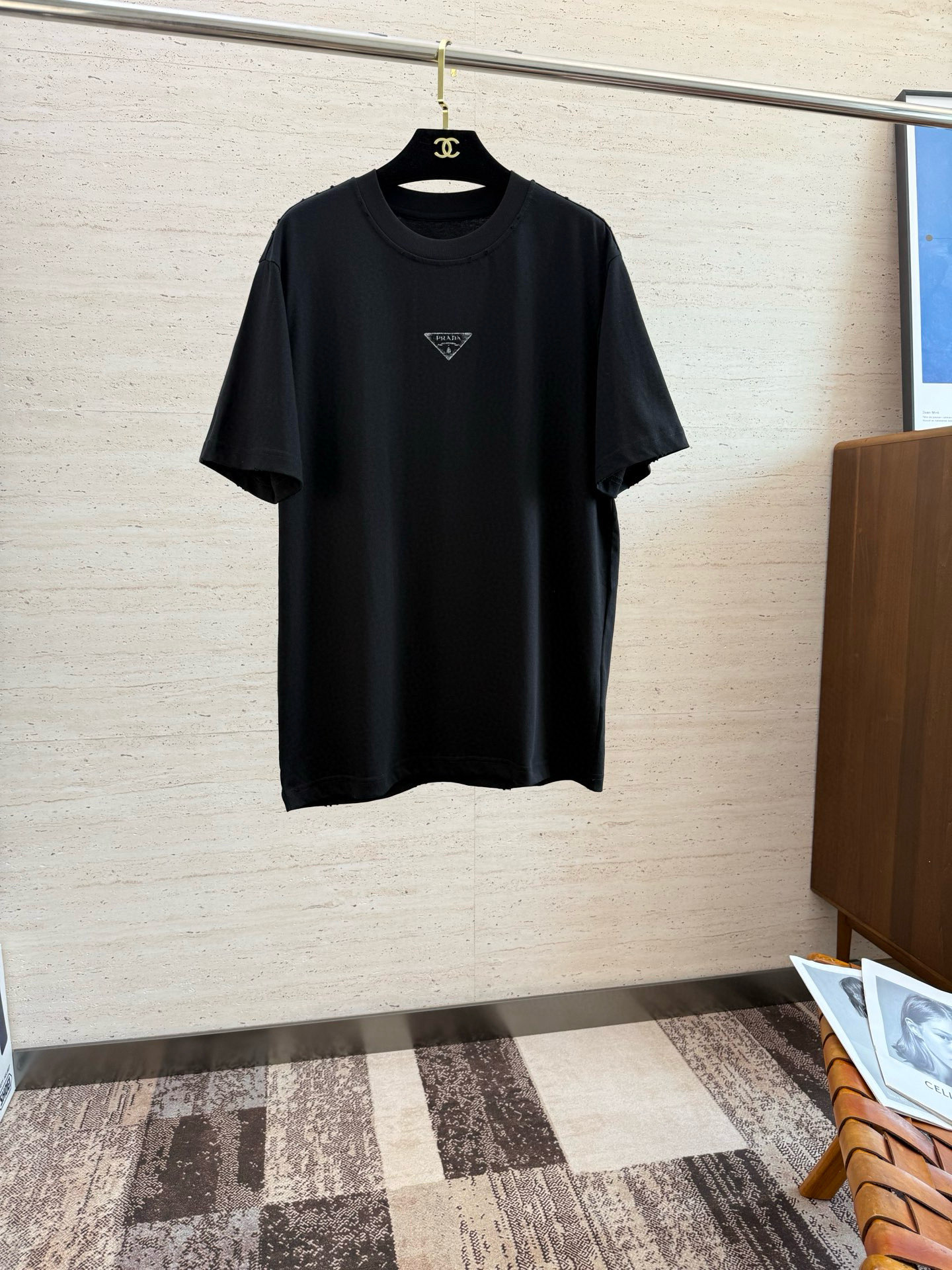 NO:509067,PRA2025 spring and summer new short-sleeved sleeves have bright and bright overall color, smooth and soft feel, with a strong drape, natural and soft texture, super comfortable in the body, and a strong drape!  T-shirts are very comfortable and practical in daily wear, super toughness is better than ordinary cotton, the texture is delicate, soft, skin-friendly, and the touch is light and cool, bright color, high color fastness, good breathability and drape. Number of codes M-5XL, prada, T-shirt, tees, t-shirt, alexander wang19860909PRA2025 春夏新款短袖 整体上色泽较鲜明和光亮,手感顺滑揉软,悬垂感特强,质地自然柔软、贴身超级舒服,悬垂感特强！ T恤日常穿搭很自在很实用,超级的有韧性比起一般的棉手感质感都更好的,面料质地细腻、柔软、亲肤,触感轻薄凉爽,,色泽艳丽色牢度高,透气性及悬垂性好.码数M-5XL,,prada,T-shirt,tees，t-shirt,alexander wang,Men's clothing