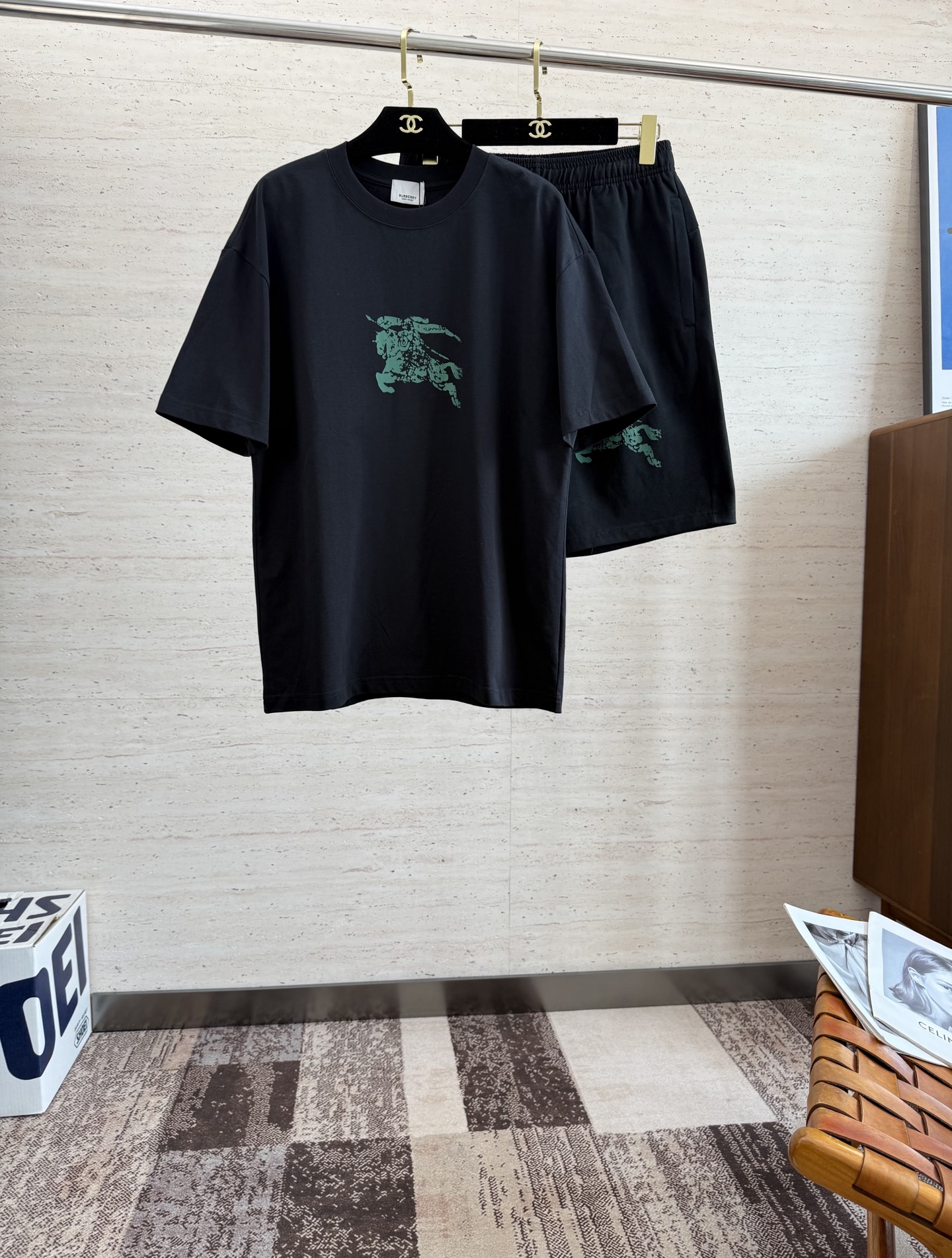 NO:514629,BUR2025 spring and summer new short-sleeved shorts suit is both classic and versatile. Who doesn’t love it? It once again shows the classic very durable, with its own low luxury halo and recognition. The concept and modern advanced technology are perfectly combined... Customized pure cotton fabric!  The texture of this model is quite touching, the specifications and grades are known with tentacles. The degree of delicateness and breathability are top-notch!  S-2XL, burberry, shorts, T-shirt, alexander wang19860909BUR2025春夏新款短袖短裤套装,既经典又百搭,谁不爱啊,将经典再次展现非常的耐看,自带低奢光环与辨识度 理念和现代化的先进技术进行了完美结合……定制纯棉面料！此款的质感相当感人 触手便知规格档次 细腻程度与透气效果堪称顶级！码数S-2XL,,burberry,shorts,T-shirt,alexander wang,Men's clothing