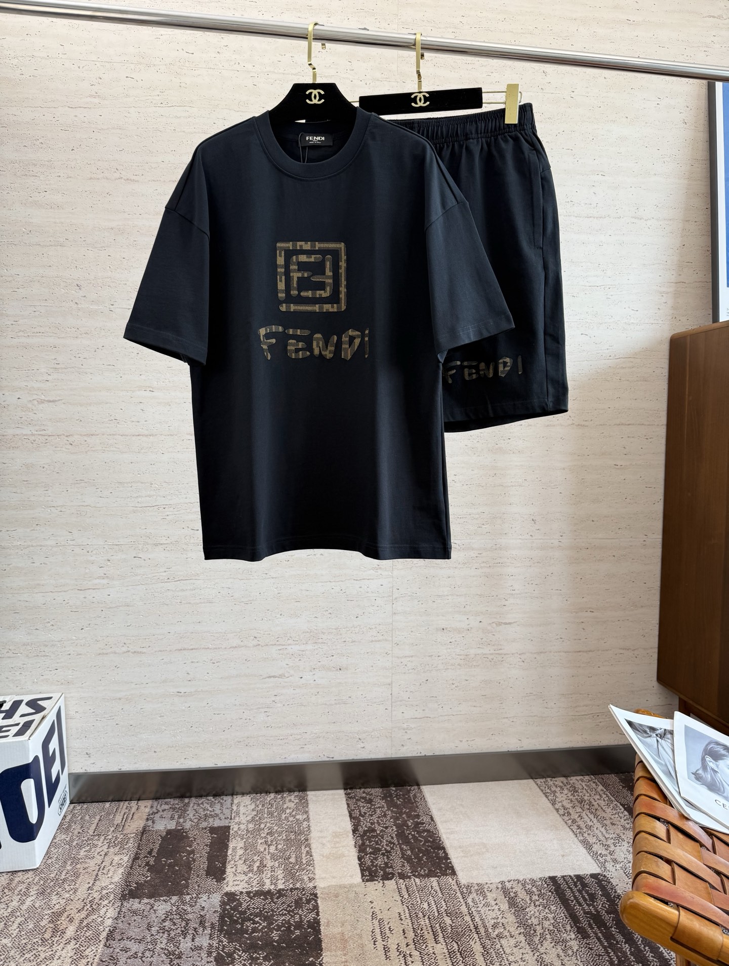 NO:514627,FEND2025 spring and summer new short-sleeved shorts suit is both classic and versatile. Who doesn’t love it? It once again shows the classic very durable, with its own low luxury halo and recognition. The concept and modern advanced technology are perfectly combined... Customized pure cotton fabric!  The texture of this model is quite touching, the specifications and grades are known with tentacles. The degree of delicateness and breathability are top-notch!  S-2XL, fendi, shorts, T-shirt, alexander wang19860909FEND2025春夏新款短袖短裤套装,既经典又百搭,谁不爱啊,将经典再次展现非常的耐看,自带低奢光环与辨识度 理念和现代化的先进技术进行了完美结合……定制纯棉面料！此款的质感相当感人 触手便知规格档次 细腻程度与透气效果堪称顶级！码数S-2XL,,fendi,shorts,T-shirt,alexander wang,Men's clothing