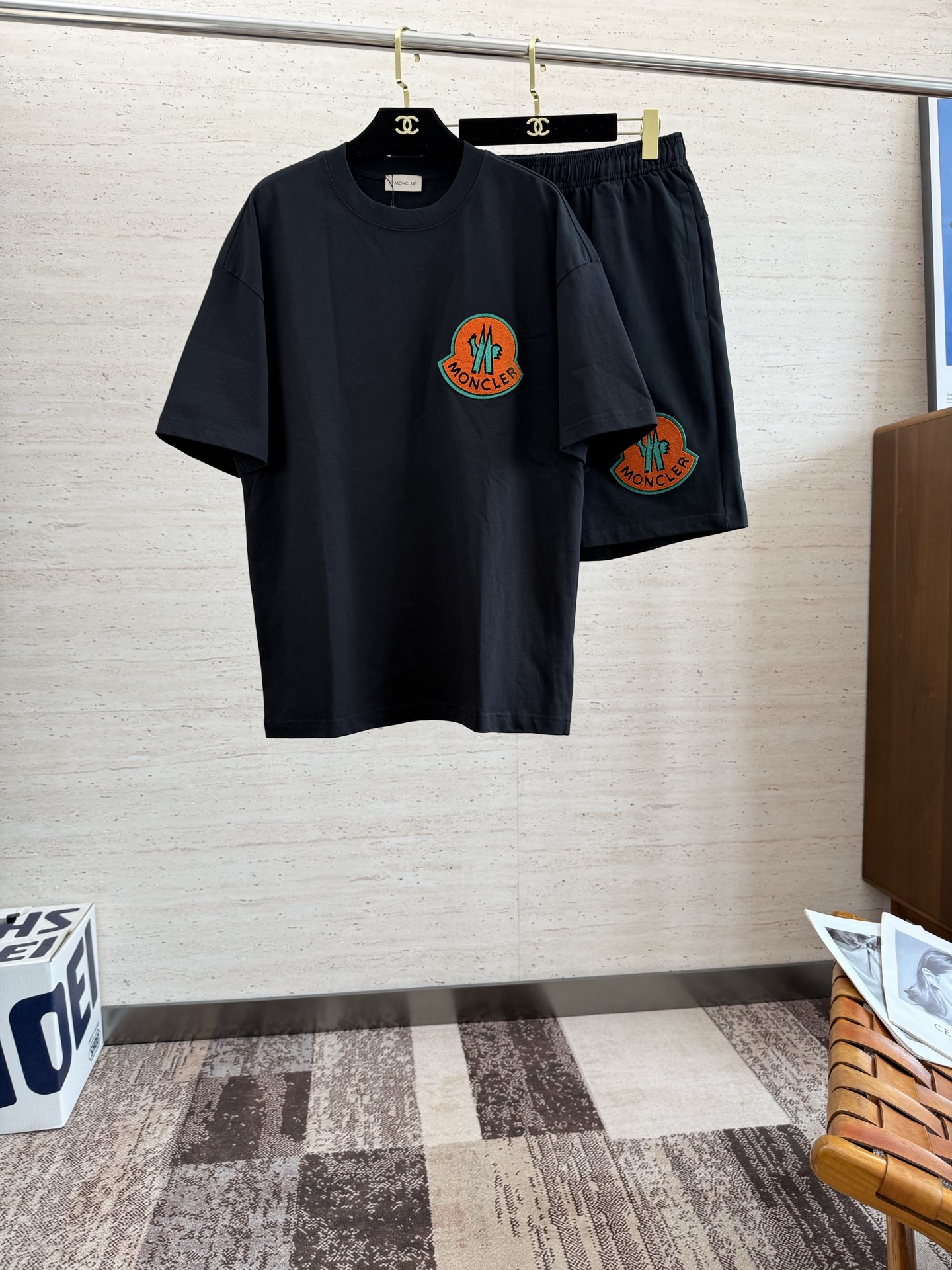 NO:514617,MON2025 spring and summer new short-sleeved shorts suit is both classic and versatile. Who doesn’t love it? It once again shows the classic very durable, with its own low luxury halo and recognition. The concept and modern advanced technology are perfectly combined... Customized pure cotton fabric!  The texture of this model is quite touching, the specifications and grades are known with tentacles. The degree of delicateness and breathability are top-notch!  S-2XL, shorts, T-shirt, alexander wang19860909MON2025春夏新款短袖短裤套装,既经典又百搭,谁不爱啊,将经典再次展现非常的耐看,自带低奢光环与辨识度 理念和现代化的先进技术进行了完美结合……定制纯棉面料！此款的质感相当感人 触手便知规格档次 细腻程度与透气效果堪称顶级！码数S-2XL,,shorts,T-shirt,alexander wang,Men's clothing