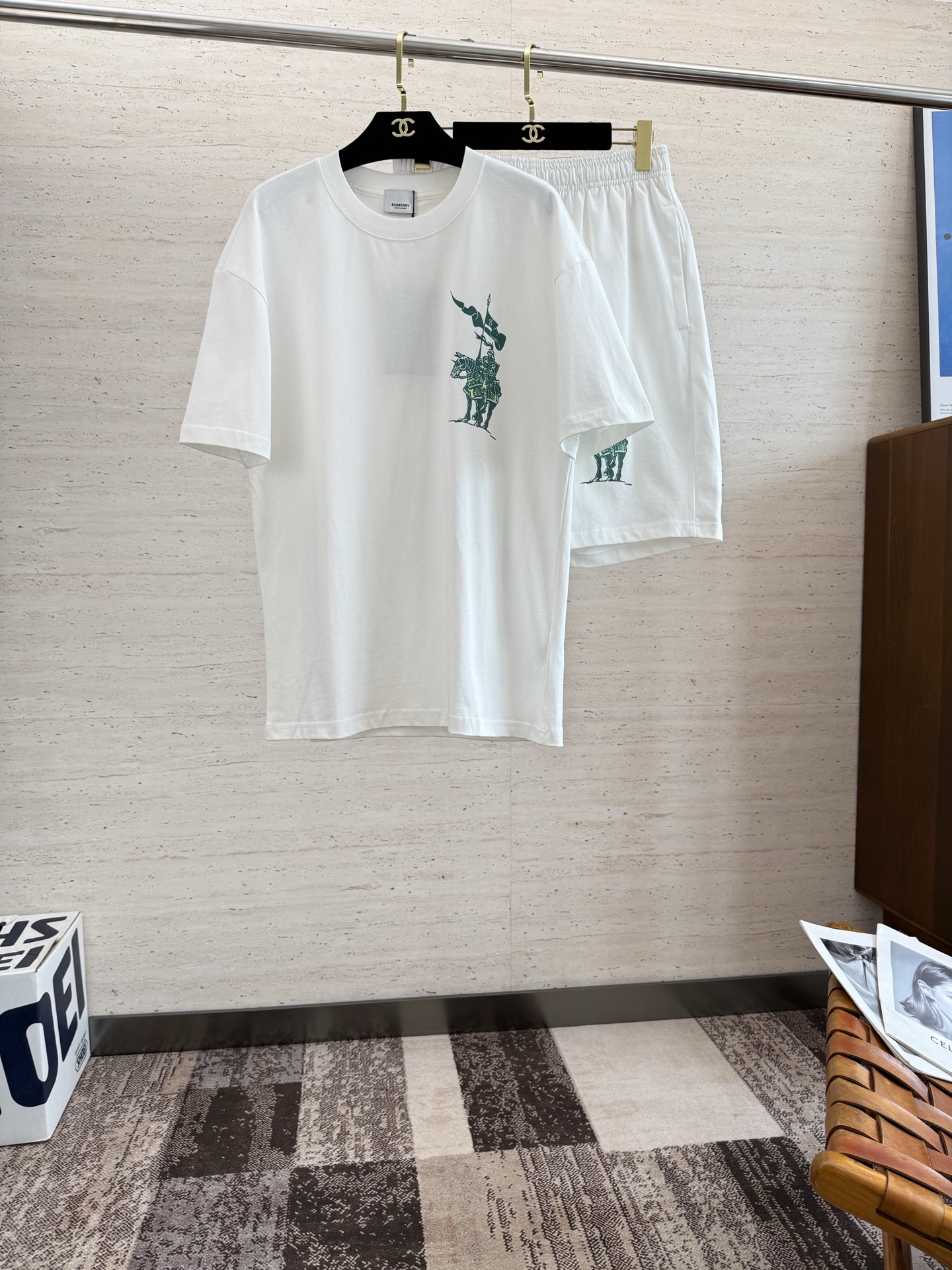 NO:514619,BUR2025 spring and summer new short-sleeved shorts suit is both classic and versatile. Who doesn’t love it? It once again shows the classic very durable, with its own low luxury halo and recognition. The concept and modern advanced technology are perfectly combined... Customized pure cotton fabric!  The texture of this model is quite touching, the specifications and grades are known with tentacles. The degree of delicateness and breathability are top-notch!  S-2XL, burberry, shorts, T-shirt, alexander wang19860909BUR2025春夏新款短袖短裤套装,既经典又百搭,谁不爱啊,将经典再次展现非常的耐看,自带低奢光环与辨识度 理念和现代化的先进技术进行了完美结合……定制纯棉面料！此款的质感相当感人 触手便知规格档次 细腻程度与透气效果堪称顶级！码数S-2XL,,burberry,shorts,T-shirt,alexander wang,Men's clothing