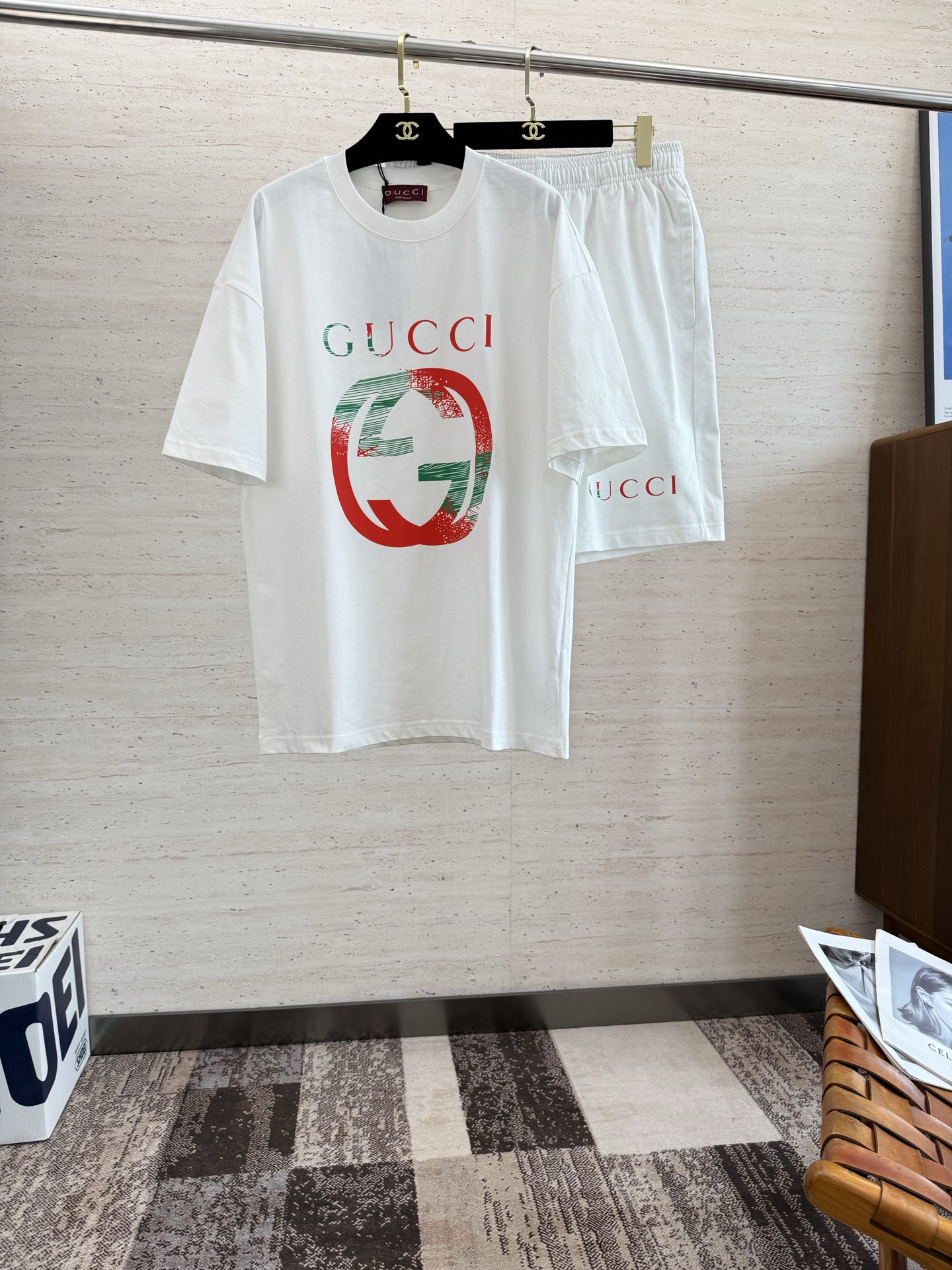 NO:514621,GU2025 spring and summer new short-sleeved shorts suit is both classic and versatile. Who doesn’t love it? It once again shows the classic very durable, with its own low luxury halo and recognition. The concept and modern advanced technology are perfectly combined... Customized pure cotton fabric!  The texture of this model is quite touching, the specifications and grades are known with tentacles. The degree of delicateness and breathability are top-notch!  S-2XL, shorts, T-shirt, alexander wang19860909GU2025春夏新款短袖短裤套装,既经典又百搭,谁不爱啊,将经典再次展现非常的耐看,自带低奢光环与辨识度 理念和现代化的先进技术进行了完美结合……定制纯棉面料！此款的质感相当感人 触手便知规格档次 细腻程度与透气效果堪称顶级！码数S-2XL,,shorts,T-shirt,alexander wang,Men's clothing