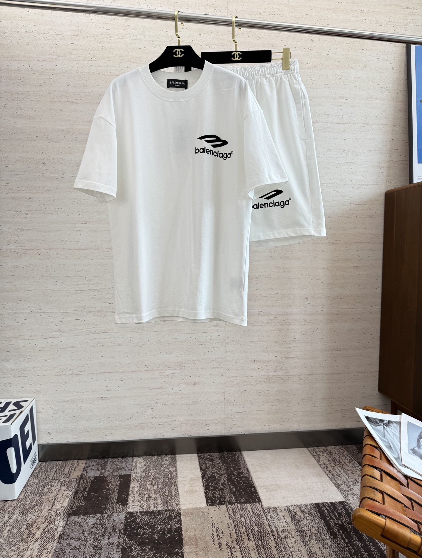 NO:514623,BAL2025 spring and summer new short-sleeved shorts suit is both classic and versatile. Who doesn’t love it? It once again shows the classic very durable, with its own low luxury halo and recognition. The concept and modern advanced technology are perfectly combined... Customized pure cotton fabric!  The texture of this model is quite touching, the specifications and grades are known with tentacles. The degree of delicateness and breathability are top-notch!  S-2XL, shorts, T-shirt, alexander wang19860909BAL2025春夏新款短袖短裤套装,既经典又百搭,谁不爱啊,将经典再次展现非常的耐看,自带低奢光环与辨识度 理念和现代化的先进技术进行了完美结合……定制纯棉面料！此款的质感相当感人 触手便知规格档次 细腻程度与透气效果堪称顶级！码数S-2XL,,shorts,T-shirt,alexander wang,Men's clothing