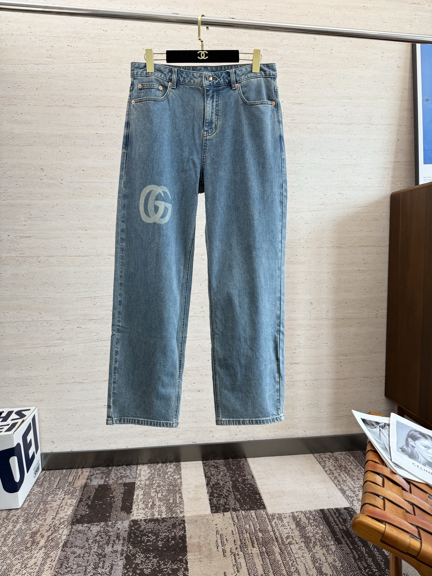 NO:514616,Gucci trouser legs with double G printed men's wide-leg jeans for the front and back 2025 autumn new product. High-quality denim cotton fabric is used, and it is processed by fine washing process, presenting a natural and textured color, retro and trendy. The fabric is not only soft and skin-friendly, but also has excellent breathability and wear resistance, making you feel comfortable when wearing it. It is not only for daily travel or long-term activities, but also has no sense of restraint. The classic five-bag style, the overall style design is very exquisite, slim but not tight, can modify the leg shape just right, show your handsome figure, and create a fashionable and casual atmosphere...  A pair of unique style jeans is the finishing touch, which is the eye-catching GG-logo prints in front and back of the trouser legs. The brand’s iconic GG pattern is presented with exquisite and delicate printing technology, which is clear and shiny. It not only highlights the unique charm of the brand, but also becomes the highlight of the overall outfit. Walking on the streets, it instantly becomes the focus of everyone’s attention, and inadvertently reveals your fashion attitude and extraordinary taste. From the streets of a bustling city to the lively social occasions, it can help you easily show your confidence and become a trendy responsibility among the crowd. Color denim blue Specifications 30–38 32 sizes: waist 84, hip 106, crotch length 32, trouser length 103 Size 33: waist 87, hip 110, crotch length 33, trouser length 104, gucci, jeans, alexander wang19860909Gucci裤腿前后双G印花男士宽腿牛仔裤 2025秋季新品 选用高品质的牛仔棉布面料,经过精细的水洗工艺处理,呈现出自然而富有质感的色泽,复古又不失潮流感.面料不仅柔软亲肤,透气性和耐磨性也十分出色,让你在穿着时倍感舒适,无论是日常出行还是长时间活动,都毫无束缚感. 经典的五袋款式,整体的版型设计非常考究,修身却不紧绷,能够恰到好处地修饰腿型,展现帅气的身姿,营造时尚休闲氛围感… 一条独具风格的牛仔裤堪称点睛之笔,当属裤腿前后那醒目的GG-logo印花.品牌标志性的GG图案,以精致细腻的印花工艺呈现,清晰且富有光泽,不仅彰显了品牌的独特魅力,更成为整体穿搭的亮点所在,走在街头,瞬间成为众人瞩目的焦点,不经意间透露出你的时尚态度与不凡品味 .从繁华都市的街头到热闹的社交场合,它都能助你轻松展现自信风采,成为人群中的潮流担当. 颜色牛仔蓝 规格30–38  32码:腰围84、臀围106、裆长32、裤长103 33码:腰围87、臀围110、裆长33 、裤长104,,gucci,jeans,alexander wang,Men's clothing