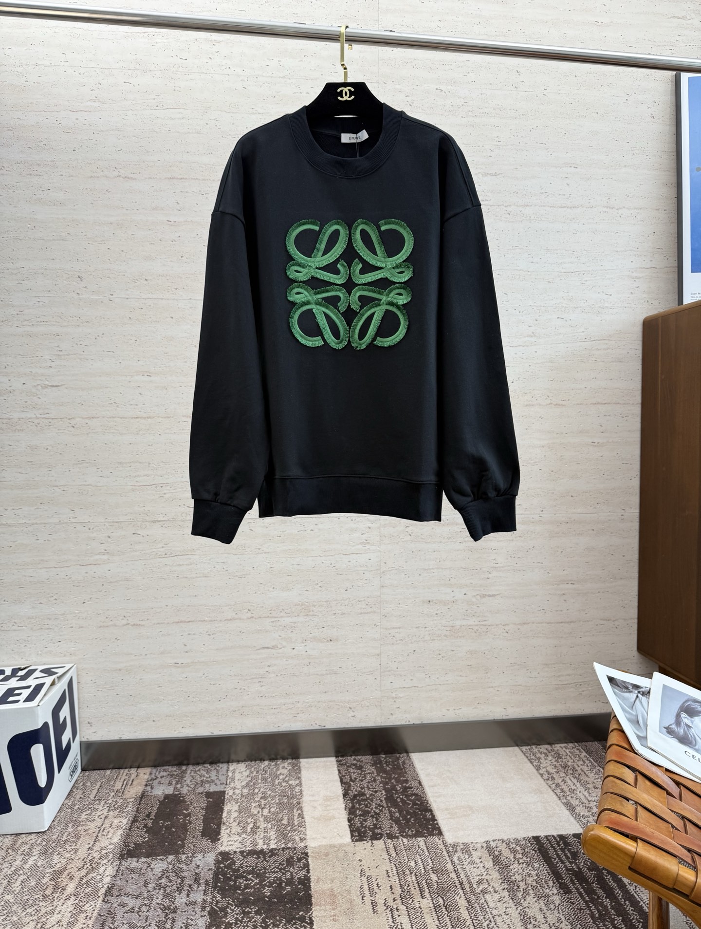 NO:512991,LOE25SS men's round neck long-sleeved sweatshirt for early autumn......Community versatile style, not only does it require a simple style, but more importantly, its fabric texture can conquer the public and become a popular hot item!  Created by customer-supplied knitted cotton, the touch of the skin is dense and intimate, and the clever and drape feel are excellent. The actual product instantly gives you the desire to buy back!  !  !  S-XL, loewe, hoodie, sweatshirts, alexander wang19860909LOE25SS早秋男士圆领长袖卫衣.......通勤百搭款,不仅需要样式版型简洁 更重要是它的面料质感才能征服大众成为炙手可热的热门单品！客供针织棉打造 绵密亲肤的触感,其次挺括感与垂坠感都相当出色,实物到手瞬间让你有无限回购的渴望！！！码数S-XL,,loewe,hoodie,sweatshirts,alexander wang,Men's clothing