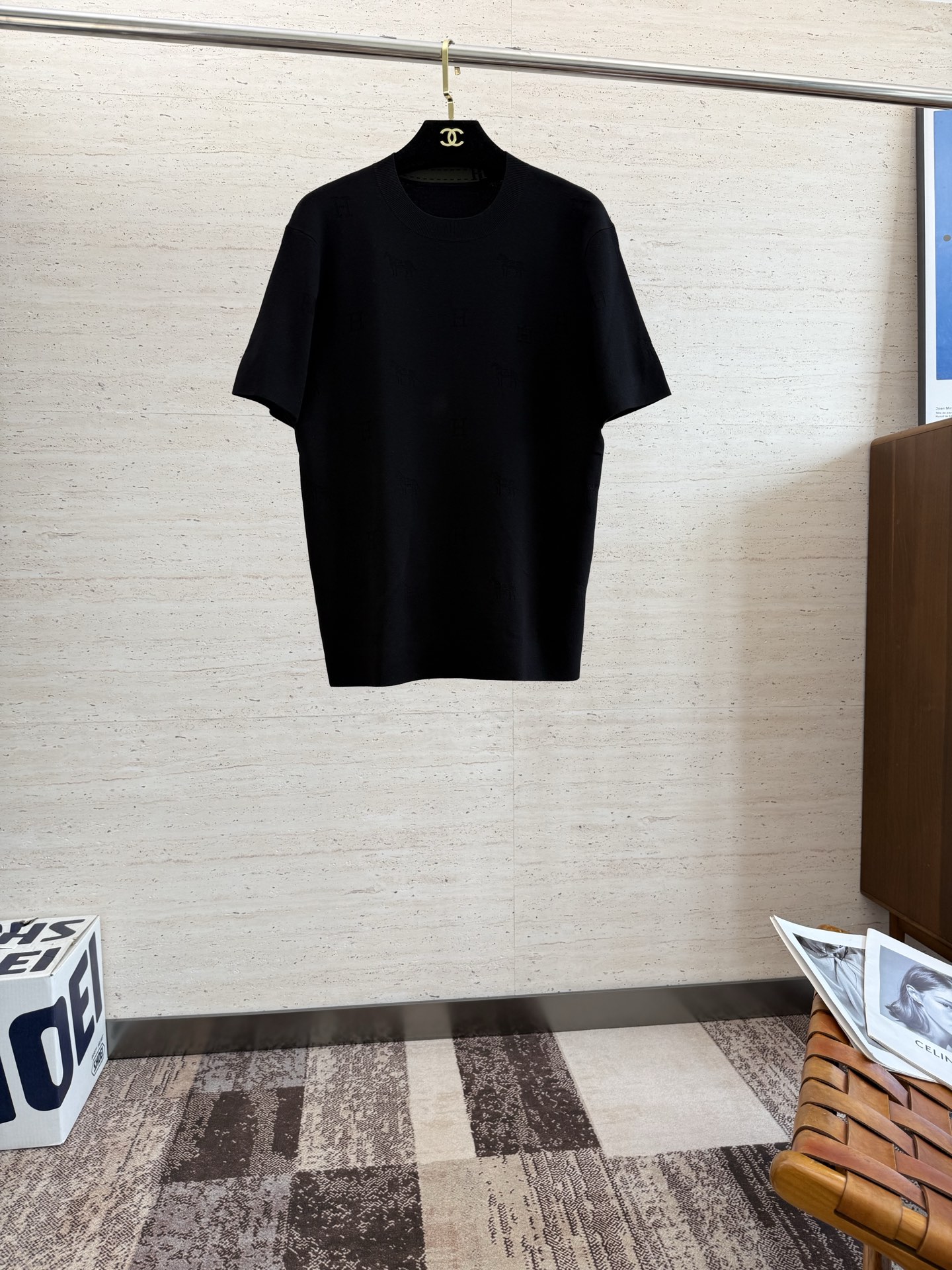 NO:514603,HER25S early autumn men's sweater short sleeves, iconic LOGO logo on the chest, overall very light business and casual!  Pure cotton fabric, light, comfortable and smooth upper body, it is definitely a piece that makes you feel good for money!  !  !  Number of codes 48-56, T-shirt,alexander wang19860909HER25S早秋男士针织衫短袖 胸前标志性LOGO徽标 整体非常的轻商务休闲！纯棉面料,上身轻盈舒适顺滑 到手绝对让你觉得物有所值的一件单品！！！ 码数48-56,,T-shirt,alexander wang,Men's clothing