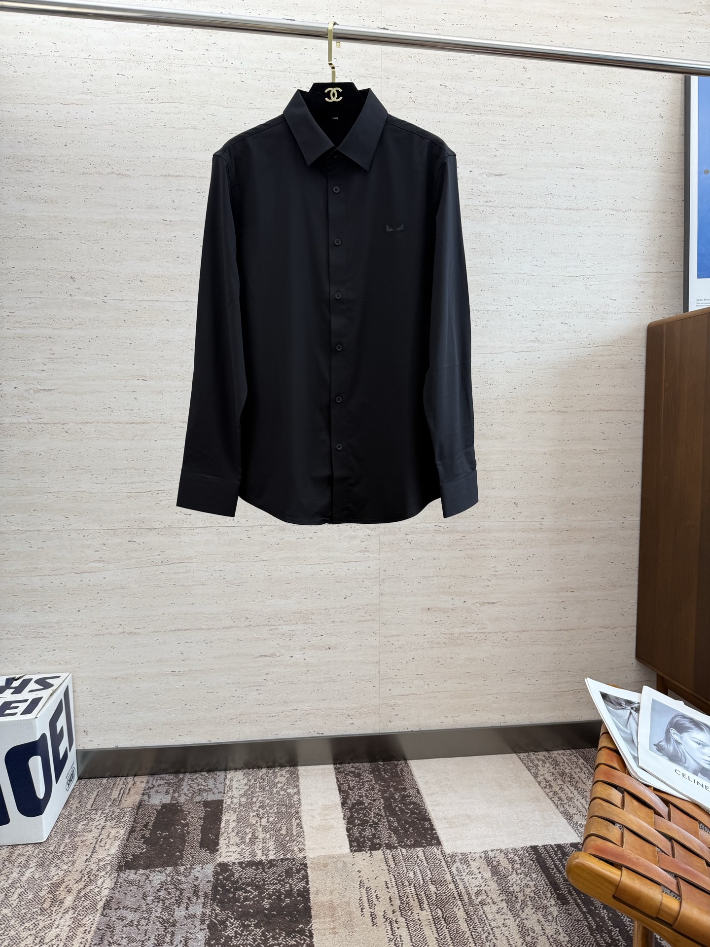 NO:522344,FEND25SS men's long-sleeved shirt for early autumn...Customer-supplied cotton fabrics, high density, silky and delicate touch, excellent intimacy and breathability, can accompany you to calmly deal with the four seasons of clothing...The classic LOGO body gives a new artistic conception...The basic combination of style cuts, the style is hard and upright, and the upper body is elegant and extraordinary, and it is effortless for daily business and casual matching!  !  !  Number of codes 48-56, fendi,shirts,alexander wang19860909FEND25SS早秋男士长袖衬衫......客供棉质面料 密度高触感丝滑细腻 贴身舒适度与透气性都相当出色,能够伴你从容的应对四季穿着搭配.....衣身经典LOGO,给予全新意境遐想.......基础合体的版型裁剪,版型筋骨硬挺立正,上身气质儒雅不凡,对于日常商务休闲搭配不费吹灰之力！！！码数 48-56,,fendi,shirts,alexander wang,Men's clothing