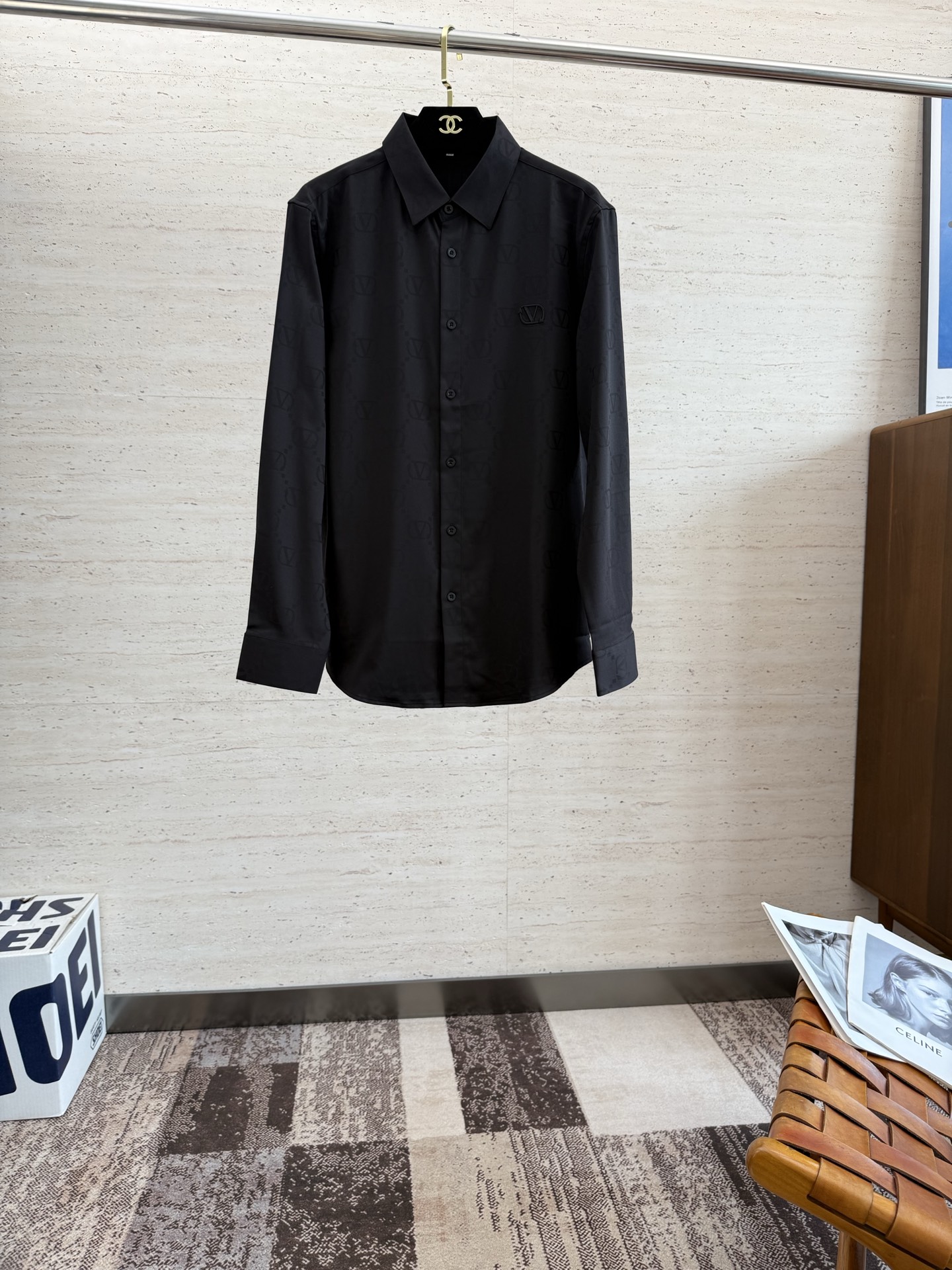 NO:514597,VAL25SS men's long-sleeved shirt for early autumn... Customer-supplied cotton fabric, high density, silky and delicate touch, excellent close-fitting comfort and breathability, can accompany you to calmly deal with the four seasons of clothing... The classic LOGO body gives a new artistic conception... The basic combination of style cuts, the style is hard and upright, and the upper body is elegant and extraordinary, and it is effortless for daily business and casual matching!  !  !  Number of codes 48-56,,shirts,alexander wang19860909VAL25SS早秋男士长袖衬衫......客供棉质面料 密度高触感丝滑细腻 贴身舒适度与透气性都相当出色,能够伴你从容的应对四季穿着搭配.....衣身经典LOGO,给予全新意境遐想.......基础合体的版型裁剪,版型筋骨硬挺立正,上身气质儒雅不凡,对于日常商务休闲搭配不费吹灰之力！！！码数 48-56,,shirts,alexander wang,Men's clothing