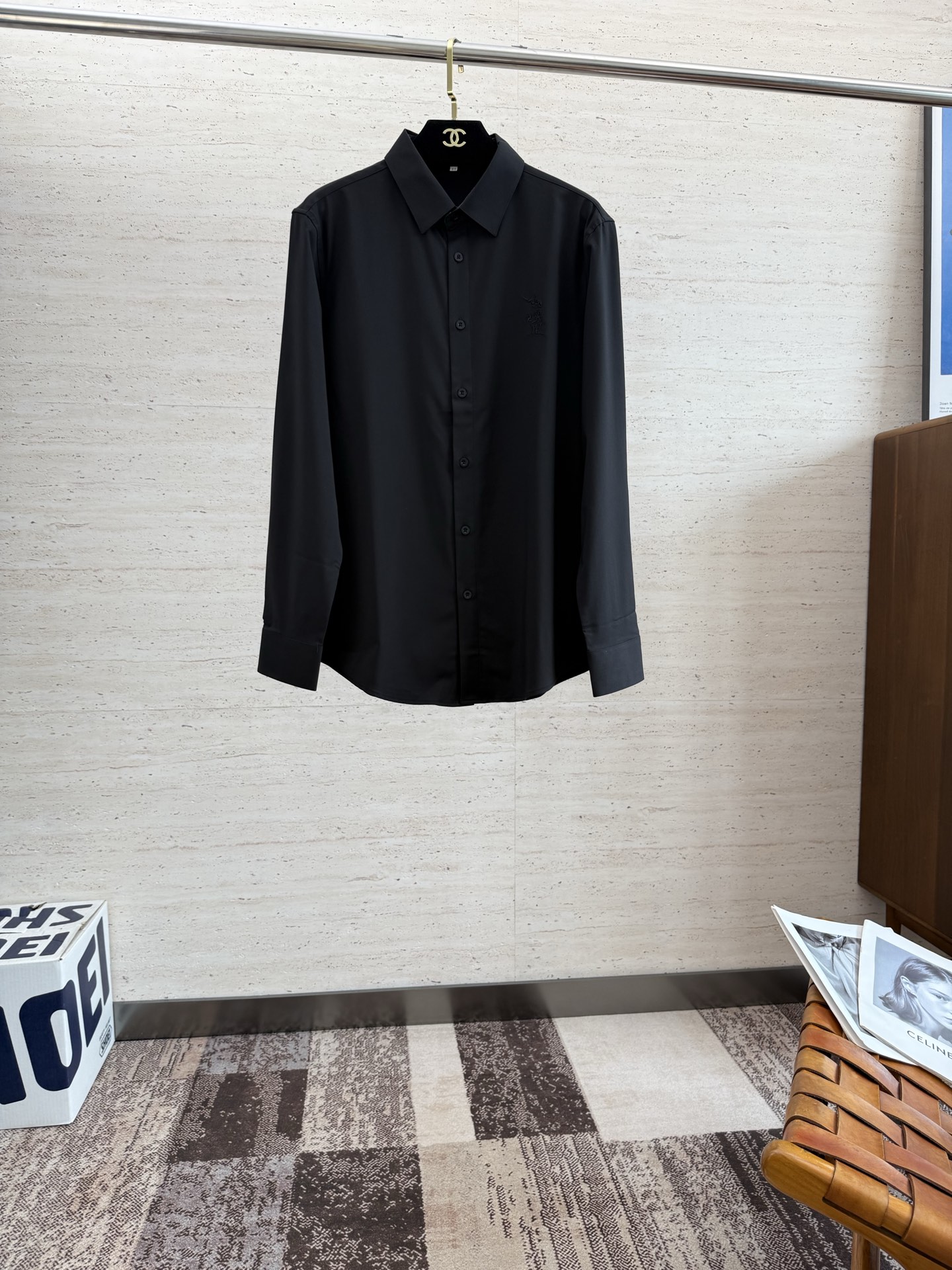 NO:514588,BUR25SS men's long-sleeved shirt for early autumn... Customer-supplied cotton fabric, high density, silky and delicate touch, excellent close-fitting comfort and breathability, can accompany you to calmly deal with the four seasons of clothing... The classic LOGO body gives a new artistic conception... The basic combination of style cuts, the style is hard and upright, and the upper body is elegant and extraordinary, and it is effortless for daily business and casual matching!  !  !  Count 48-56, burberry,shirts,alexander wang19860909BUR25SS早秋男士长袖衬衫......客供棉质面料 密度高触感丝滑细腻 贴身舒适度与透气性都相当出色,能够伴你从容的应对四季穿着搭配.....衣身经典LOGO,给予全新意境遐想.......基础合体的版型裁剪,版型筋骨硬挺立正,上身气质儒雅不凡,对于日常商务休闲搭配不费吹灰之力！！！码数 48-56,,burberry,shirts,alexander wang,Men's clothing