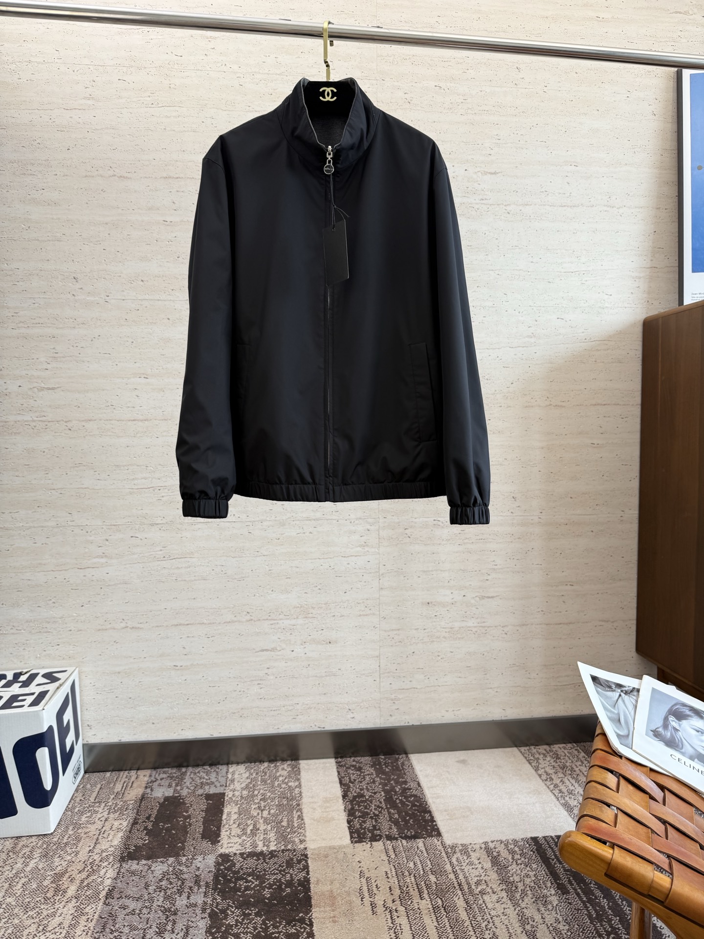 NO:522353,Kiton25S new men's double-sided stand-up collar jacket...A top-notch item that is absolutely heavy-industrial, double-sided and double-colored injecting modern and innovative into the classic wardrobe... Very high-end texture, extremely practical and very good scraping...Digits 48-56,,jackets & coats,jackets & coats,alexander wang19860909Kiton25S新款男士双面穿立领夹克外套........一款绝对重工的顶级单品,双面双色为经典衣橱注入现代新意.......非常高档次的质地,实穿性极高 挺刮性极好..码数48-56,,jackets & coats,jackets & coats,alexander wang,Men's clothing