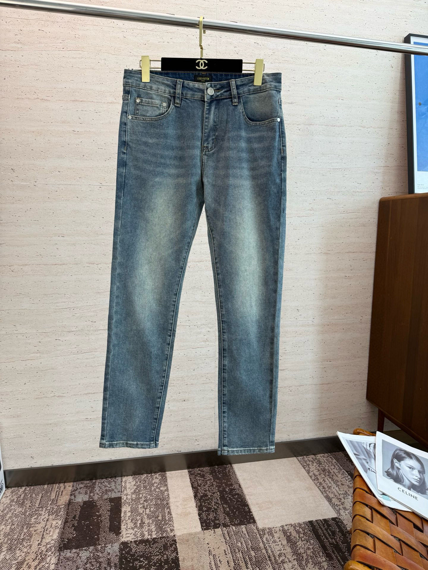 NO:522339,LV25S Spring and Autumn Men's Straight Jeans... Made of cotton denim fabric, soft texture without losing muscles and bones, dry and tough feel. Classic iconic embossed logo, soul-like embellishment. All indicators are top-quality, which naturally brings an excellent body feel!  !  #博博博博博 29-38 35/37,,louis vuitton,jeans,alexander wang19860909LV25S春秋男士直筒牛仔裤…棉质牛仔面料打造 质地柔软又不失筋骨,手感干爽有韧性 经典的标志性浮雕徽标,灵魂般的点缀 各项指标皆为上品,自然带来极佳的上身体感！！#码数29-38 35/37,,louis vuitton,jeans,alexander wang,Men's clothing