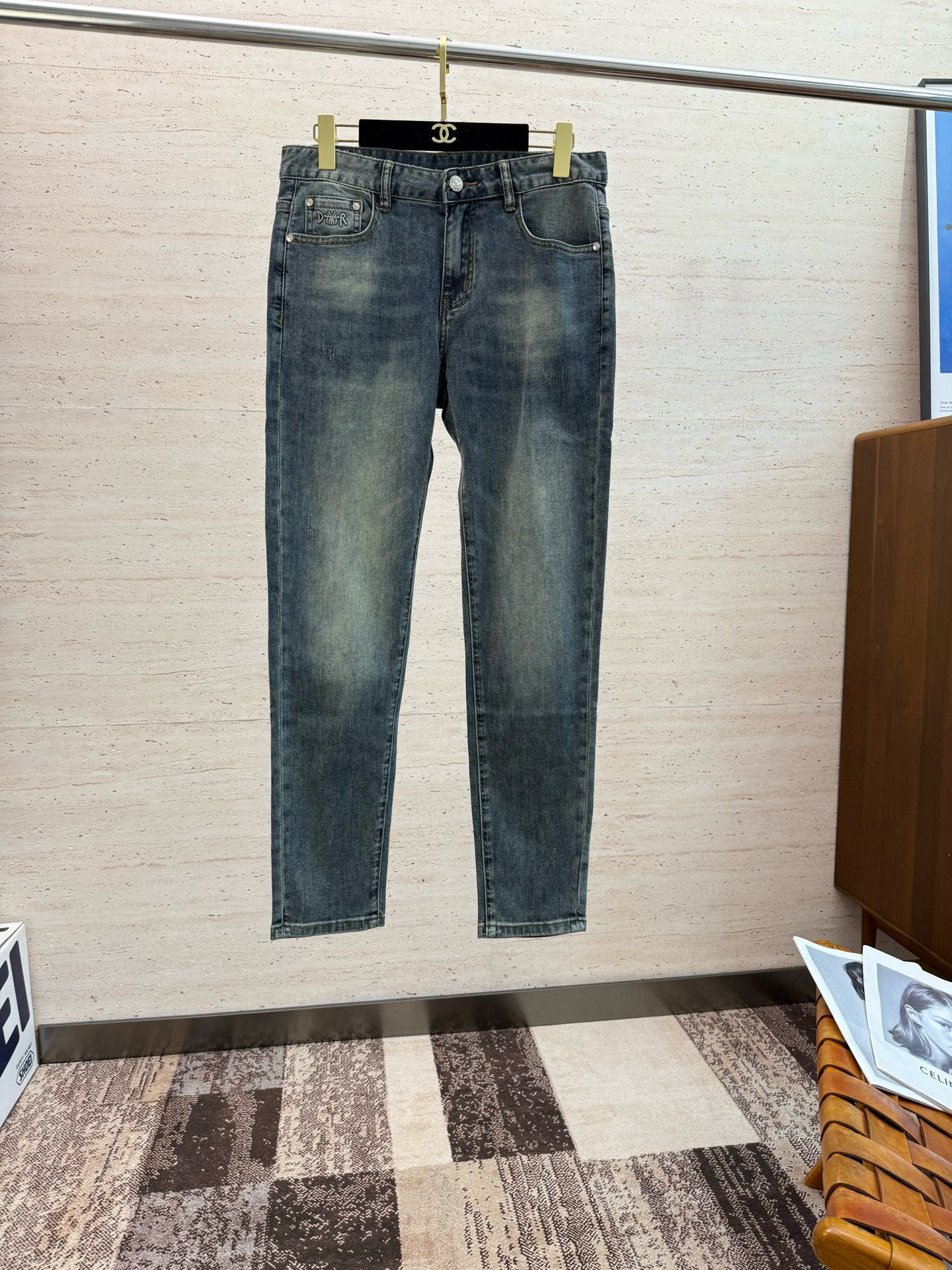 NO:522341,GU25S Spring and Autumn Men's Straight Jeans... Made of cotton denim fabric, soft texture without losing muscles and bones, dry and tough feel. Classic iconic embossed logo, soul-like embellishment. All indicators are top-quality, which naturally brings an excellent body feel!  !  !  Number of codes 29-38 None 35, jeans,alexander wang19860909GU25S春秋男士直筒牛仔裤…棉质牛仔面料打造 质地柔软又不失筋骨,手感干爽有韧性 经典的标志性浮雕徽标,灵魂般的点缀 各项指标皆为上品,自然带来极佳的上身体感！！！码数29-38 无35,,jeans,alexander wang,Men's clothing