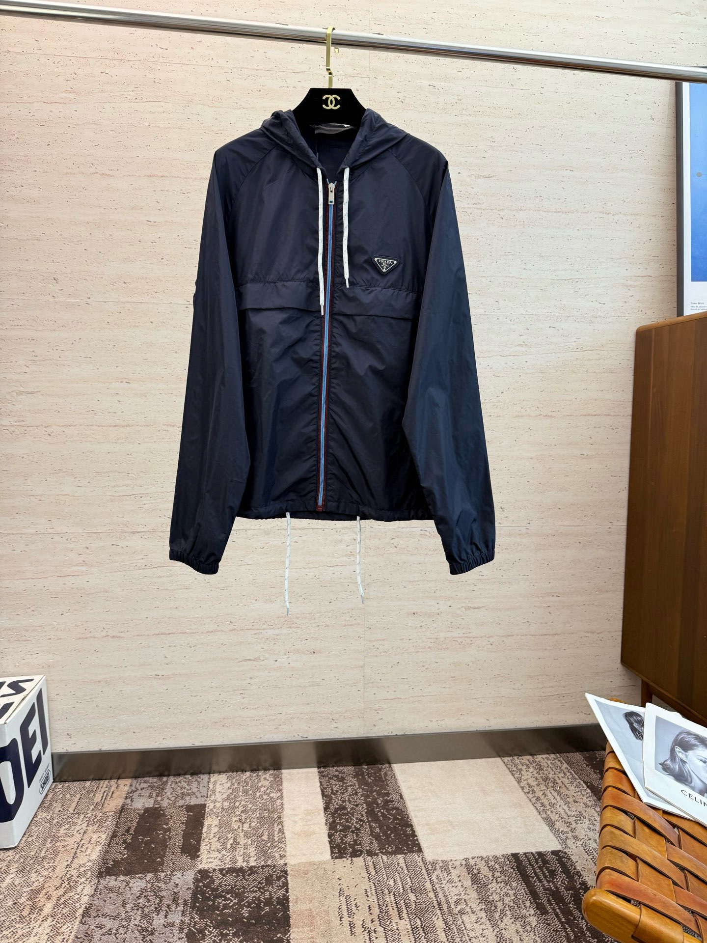 NO:522352,PRA25S new men's hooded jacket...a top-notch item that is absolutely heavy-industrial, with a classic color wardrobe infused with modern and innovative...a very high-end texture, extremely practical and very scratchy...!  S-2XL, prada, jackets & coats, hats, alexander wang19860909PRA25S新款男士连帽外套........一款绝对重工的顶级单品,颜色经典衣橱注入现代新意.......非常高档次的质地,实穿性极高 挺刮性极好..！码数S-2XL,,prada,jackets & coats,hats,alexander wang,Men's clothing