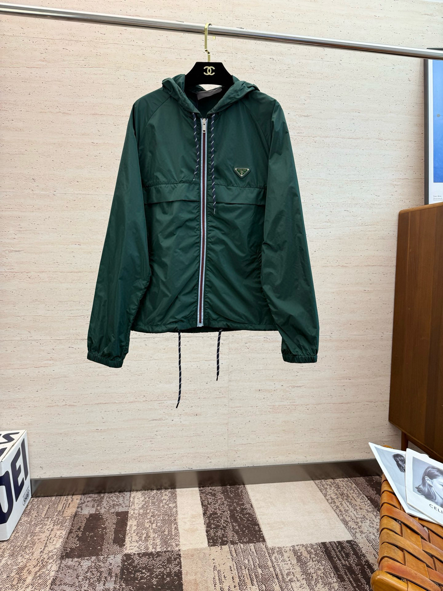 NO:522354,PRA25S new men's hooded jacket...a top-notch item that is absolutely heavy-industrial, the classic color wardrobe infuses modern and innovative.... It has a very high-end texture, extremely practical and very scratchy!  S-2XL, prada, jackets & coats, hats, alexander wang19860909PRA25S新款男士连帽外套........一款绝对重工的顶级单品,颜色经典衣橱注入现代新意.......非常高档次的质地,实穿性极高 挺刮性极好！码数S-2XL,,prada,jackets & coats,hats,alexander wang,Men's clothing