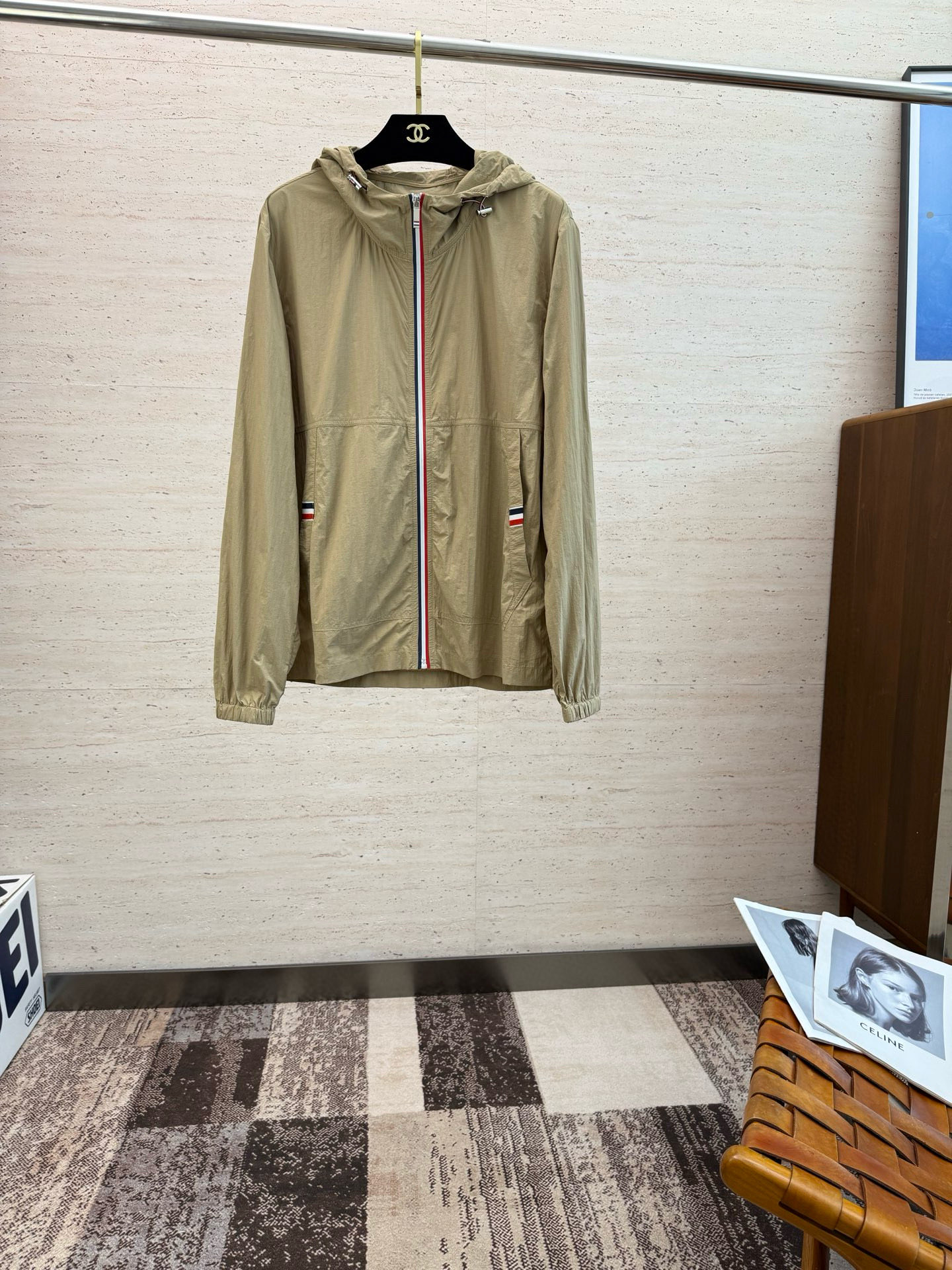 NO:522355,MON25S new men's hooded jacket...a top-notch item that is absolutely heavy-industrial, with a classic color wardrobe infused with modern innovation.... It has a very high-end texture, extremely practical and very scratchy!  Code number M-3XL, Jackets & coats,hats,alexander wang19860909MON25S新款男士连帽外套........一款绝对重工的顶级单品,颜色经典衣橱注入现代新意.......非常高档次的质地,实穿性极高 挺刮性极好！码数M-3XL,,jackets & coats,hats,alexander wang,Men's clothing