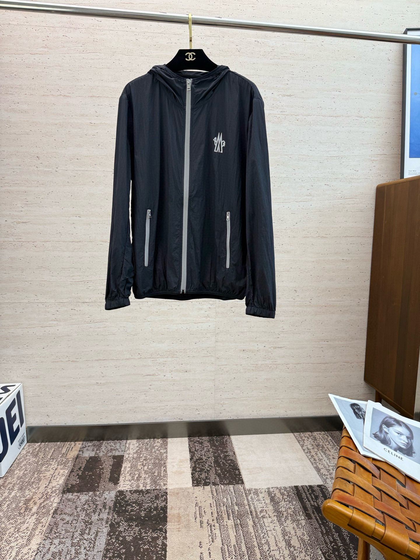 NO:522361,MON25S new men's hooded jacket...a top-notch item that is absolutely heavy-industrial, with a classic color wardrobe infused with modern innovation.... It has a very high-end texture, extremely practical and very scratchy!  !  !  Code number M-3XL, Jackets & coats,hats,alexander wang19860909MON25S新款男士连帽外套........一款绝对重工的顶级单品,颜色经典衣橱注入现代新意.......非常高档次的质地,实穿性极高 挺刮性极好！！！码数M-3XL,,jackets & coats,hats,alexander wang,Men's clothing