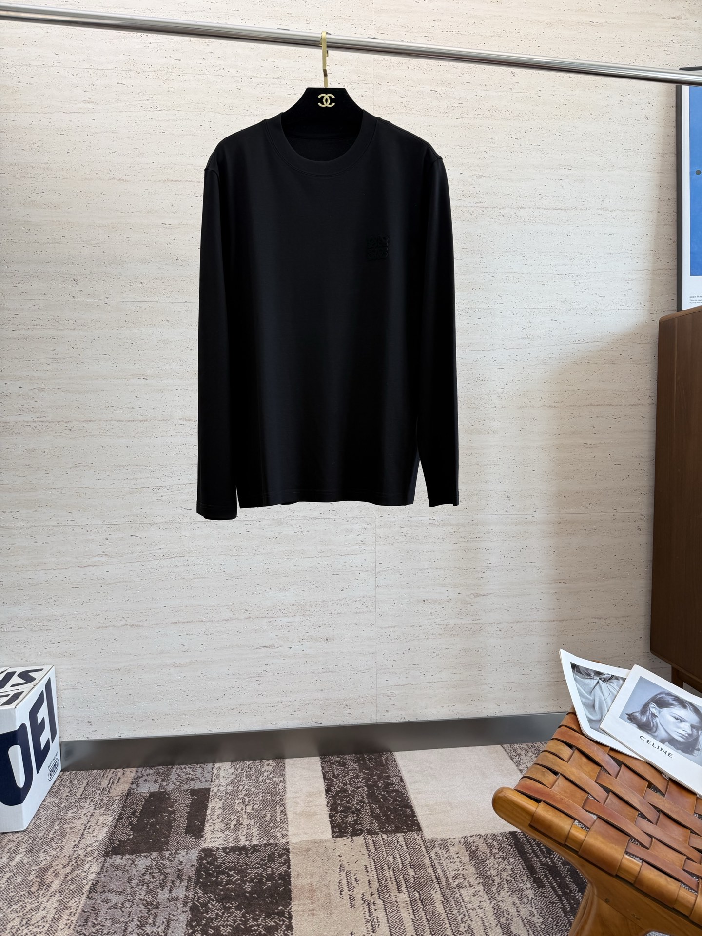 NO:529955,LOE25SS men's round neck long-sleeved sweatshirt for early autumn......Community versatile style, not only does it require a simple style, but more importantly, its fabric texture can conquer the public and become a popular hot item!  Customer-supplied cotton creates a dense and skin-friendly touch, and secondly, both crisp and draped feel are excellent. The actual product instantly gives you the desire to buy back!  !  !  Code number M-5XL, loewe, hoodie, sweatshirts, alexander wang19860909LOE25SS早秋男士圆领长袖卫衣.......通勤百搭款,不仅需要样式版型简洁 更重要是它的面料质感才能征服大众成为炙手可热的热门单品！客供棉质打造 绵密亲肤的触感,其次挺括感与垂坠感都相当出色,实物到手瞬间让你有无限回购的渴望！！！码数M-5XL,,loewe,hoodie,sweatshirts,alexander wang,Men's clothing