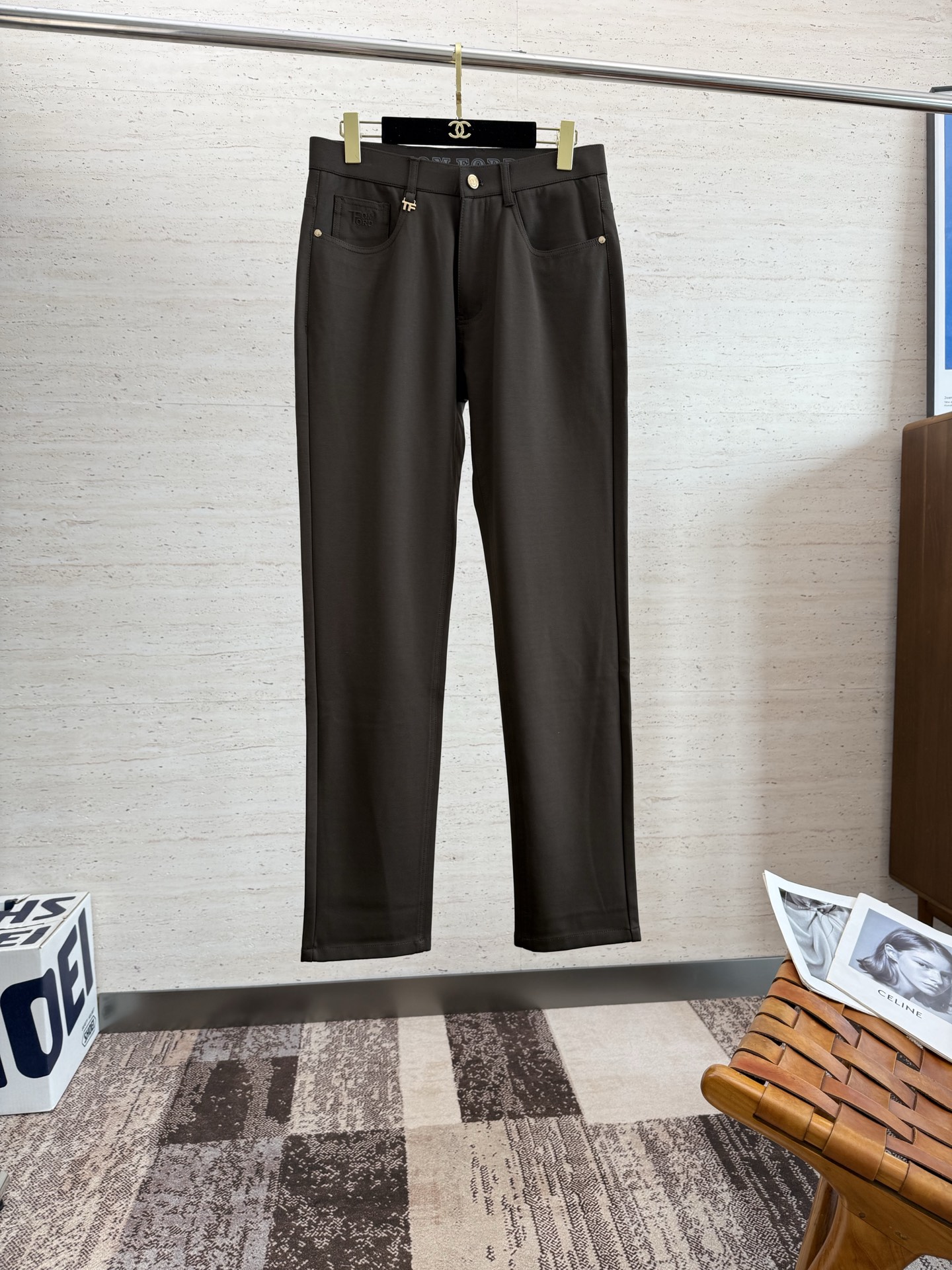 NO:571104,TF25S autumn and winter men's straight jeans...Made of ultra-fine imitation cotton yarn blended fabric. The texture is soft but not sagging, and it feels dry and tough. It has the classic iconic embossed logo and soul-like embellishment. All indicators are top-grade, which naturally brings an excellent upper body feel!  !  !  Code number: 30-40 no 37 39,,tom ford,jeans,alexander wang19860909TF25S秋冬男士直筒牛仔裤…超细精仿棉纱混纺面料打造 质地柔软又不失筋骨,手感干爽有韧性 经典的标志性浮雕徽标,灵魂般的点缀 各项指标皆为上品,自然带来极佳的上身体感！！！码数: 30-40无37 39,,tom ford,jeans,alexander wang,Men's clothing