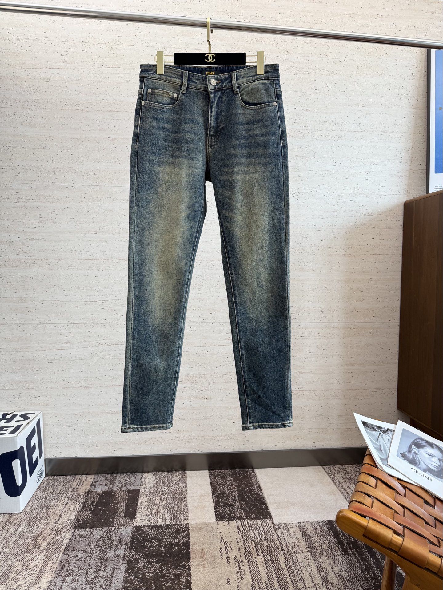 NO:573010,FEND25S autumn and winter men's straight jeans...Made of cotton denim fabric. The texture is soft but not sagging. It feels dry and tough. The classic iconic embossed logo and soul-like embellishment. All indicators are top-grade, which naturally brings an excellent upper body feel!  !  !  Code number: 29-38,,fendi,jeans,alexander wang19860909FEND25S秋冬男士直筒牛仔裤…棉质牛仔面料打造 质地柔软又不失筋骨,手感干爽有韧性 经典的标志性浮雕徽标,灵魂般的点缀 各项指标皆为上品,自然带来极佳的上身体感！！！码数: 29-38,,fendi,jeans,alexander wang,Men's clothing