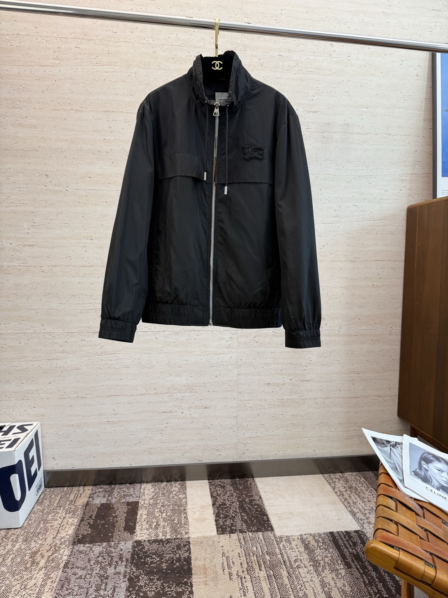 NO:573013,BUR25S new men's stand-up collar cotton jacket... an absolutely heavy-duty top-notch item, with a classic color that injects modern ideas into the wardrobe... Very high-end texture, extremely wearable and extremely scratchy... Size 48-56,, burberry, jackets & coats, alexander wang19860909BUR25S新款男士立领棉服外套........一款绝对重工的顶级单品,颜色经典衣橱注入现代新意.......非常高档次的质地,实穿性极高 挺刮性极好..码数48-56,,burberry,jackets & coats,alexander wang,Men's clothing