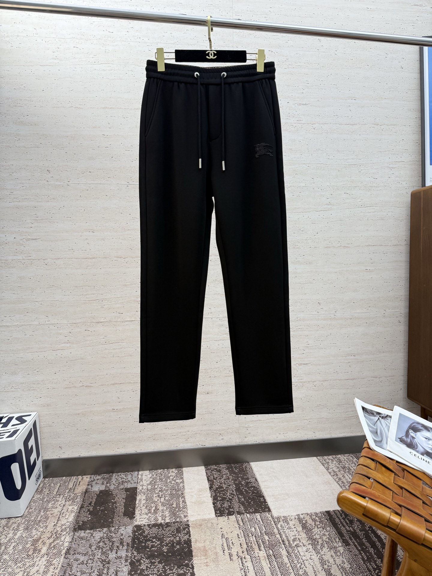 NO:571102,BUR25S autumn and winter men's drawstring casual pants, the latest upper body style, invincible!  You can definitely close your eyes and close your eyes. These pants are very versatile and have an elastic waist. They can be worn for daily work and outdoor sports. They are the perfect combination of fashion, leisure and outdoor sports, so they are your best choice whether you wear them daily or outdoors. Sizes: 29-38, burberry, alexander wang19860909BUR25S秋冬男士抽绳休闲裤 最新款上身版型无敌正！绝对可以闭眼收的一款,此款裤子非常百搭,弹力腰围,日常上班 户外运动都可以穿着,是时尚休闲与户外运动的完美结合,所以无论您平时穿或者户外穿都是您的最佳选择 尺码:29-38,,burberry,alexander wang,Men's clothing