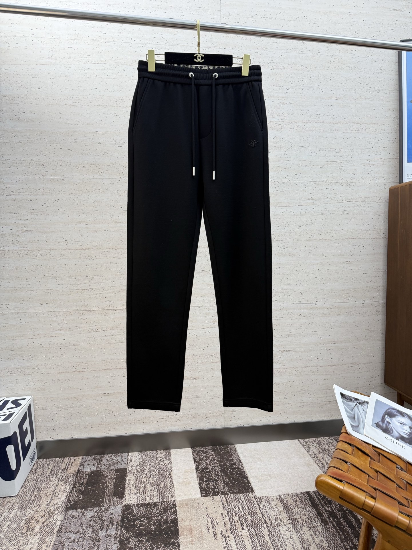 NO:529984,CD25S autumn and winter men's drawstring casual pants, the latest top body style is invincible!  One that can be seen with your eyes closed. This pants are very versatile, elastic waist, and daily work. You can wear them in outdoor sports. They are the perfect combination of fashion and leisure and outdoor sports, so whether you wear them normally or outdoors, it is your best choice. Size: 29-38,,alexander wang19860909CD25S秋冬男士抽绳休闲裤 最新款上身版型无敌正！绝对可以闭眼收的一款,此款裤子非常百搭,弹力腰围,日常上班 户外运动都可以穿着,是时尚休闲与户外运动的完美结合,所以无论您平时穿或者户外穿都是您的最佳选择 尺码:29-38,,alexander wang,Men's clothing