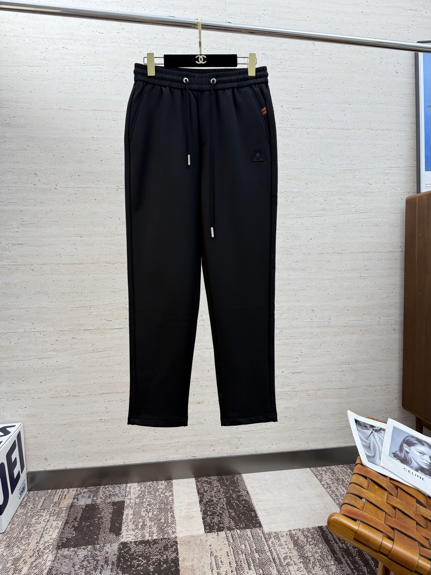 NO:571100,LP.25S autumn and winter men's drawstring casual pants, the latest upper body style, invincible!  You can definitely close your eyes and close your eyes. These pants are very versatile and have an elastic waist. They can be worn for daily work and outdoor sports. They are the perfect combination of fashion, leisure and outdoor sports, so they are your best choice whether you wear them daily or outdoors. Sizes: 29-38, loro piana, alexander wang19860909LP.25S秋冬男士抽绳休闲裤 最新款上身版型无敌正！绝对可以闭眼收的一款,此款裤子非常百搭,弹力腰围,日常上班 户外运动都可以穿着,是时尚休闲与户外运动的完美结合,所以无论您平时穿或者户外穿都是您的最佳选择 尺码:29-38,,loro piana,alexander wang,Men's clothing