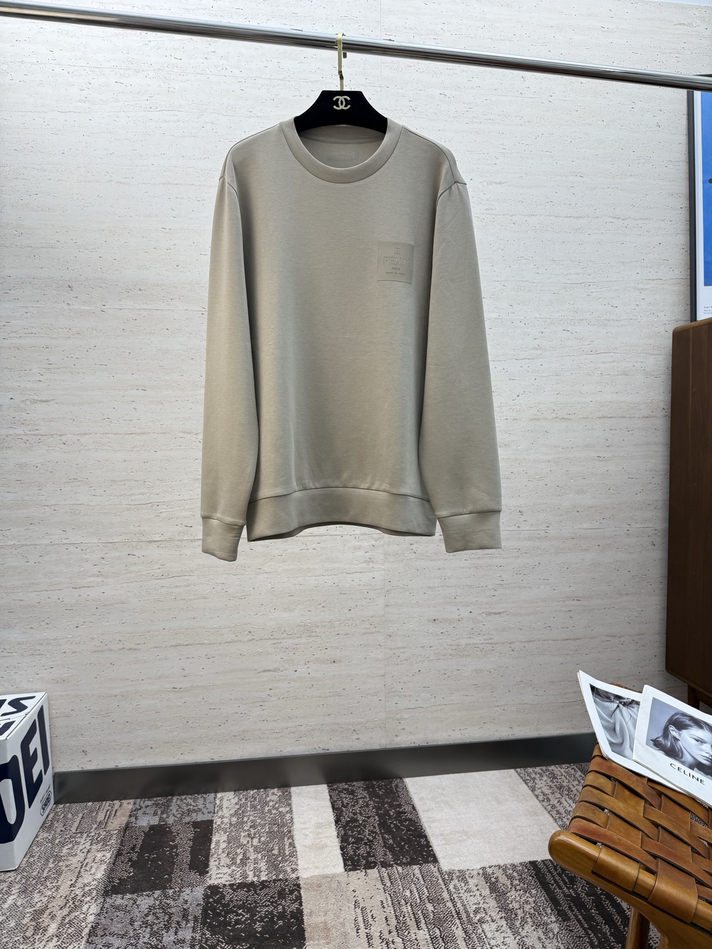 NO:529983,FEND25SS men's round neck long-sleeved sweatshirt for early autumn.....communication versatile style, not only does it require a simple style, but more importantly, its fabric texture can conquer the public and become a popular hot item!  Customer-supplied cotton creates a dense and skin-friendly touch, and secondly, both crisp and draped feel are excellent. The actual product instantly gives you the desire to buy back!  !  !  Code number M-5XL, fendi, hoodie, sweatshirts, alexander wang19860909FEND25SS早秋男士圆领长袖卫衣.......通勤百搭款,不仅需要样式版型简洁 更重要是它的面料质感才能征服大众成为炙手可热的热门单品！客供棉质打造 绵密亲肤的触感,其次挺括感与垂坠感都相当出色,实物到手瞬间让你有无限回购的渴望！！！码数M-5XL,,fendi,hoodie,sweatshirts,alexander wang,Men's clothing