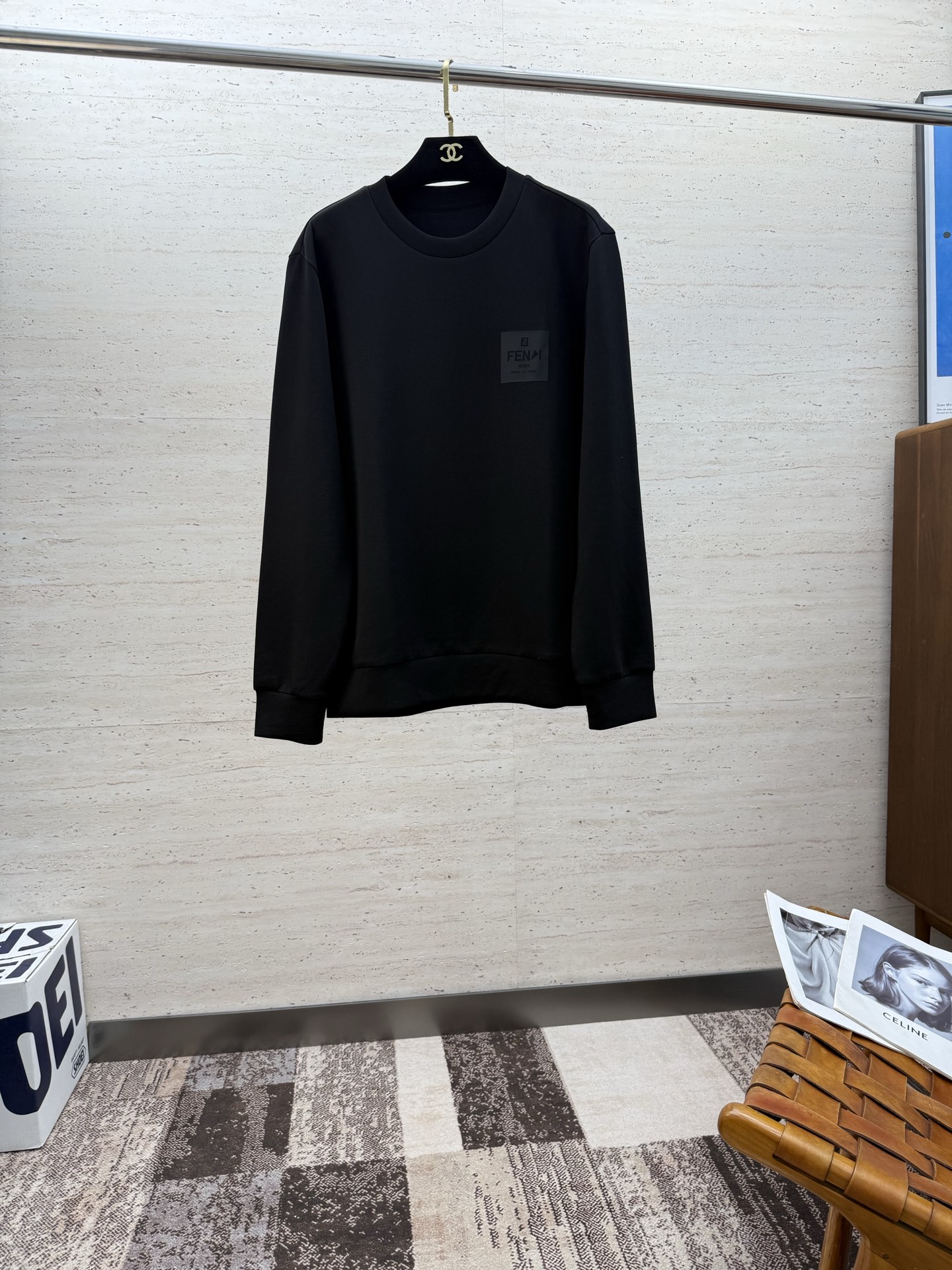 NO:529959,FEND25SS men's round neck long-sleeved sweatshirt for early autumn.....communication versatile style, not only does it require a simple style, but more importantly, its fabric texture can conquer the public and become a popular hot item!  Customer-supplied cotton creates a dense and skin-friendly touch, and secondly, both crisp and draped feel are excellent. The actual product instantly gives you the desire to buy back!  !  !  Code number M-5XL, fendi, hoodie, sweatshirts, alexander wang19860909FEND25SS早秋男士圆领长袖卫衣.......通勤百搭款,不仅需要样式版型简洁 更重要是它的面料质感才能征服大众成为炙手可热的热门单品！客供棉质打造 绵密亲肤的触感,其次挺括感与垂坠感都相当出色,实物到手瞬间让你有无限回购的渴望！！！码数M-5XL,,fendi,hoodie,sweatshirts,alexander wang,Men's clothing