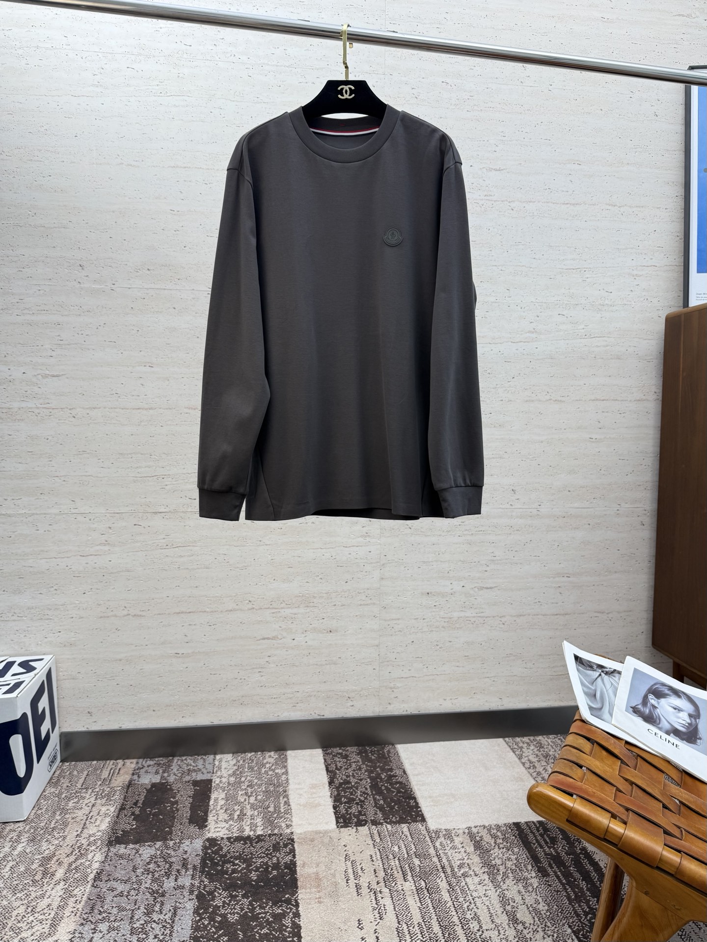 NO:529980,MON25SS men's round neck long-sleeved sweatshirt for early autumn......Community versatile style, not only does it require a simple style, but more importantly, its fabric texture can conquer the public and become a popular hot item!  Customer-supplied cotton creates a dense and skin-friendly touch, and secondly, both crisp and draped feel are excellent. The actual product instantly gives you the desire to buy back!  !  !  Code number M-5XL, hoodie, sweatshirts, alexander wang19860909MON25SS早秋男士圆领长袖卫衣.......通勤百搭款,不仅需要样式版型简洁 更重要是它的面料质感才能征服大众成为炙手可热的热门单品！客供棉质打造 绵密亲肤的触感,其次挺括感与垂坠感都相当出色,实物到手瞬间让你有无限回购的渴望！！！码数M-5XL,,hoodie,sweatshirts,alexander wang,Men's clothing