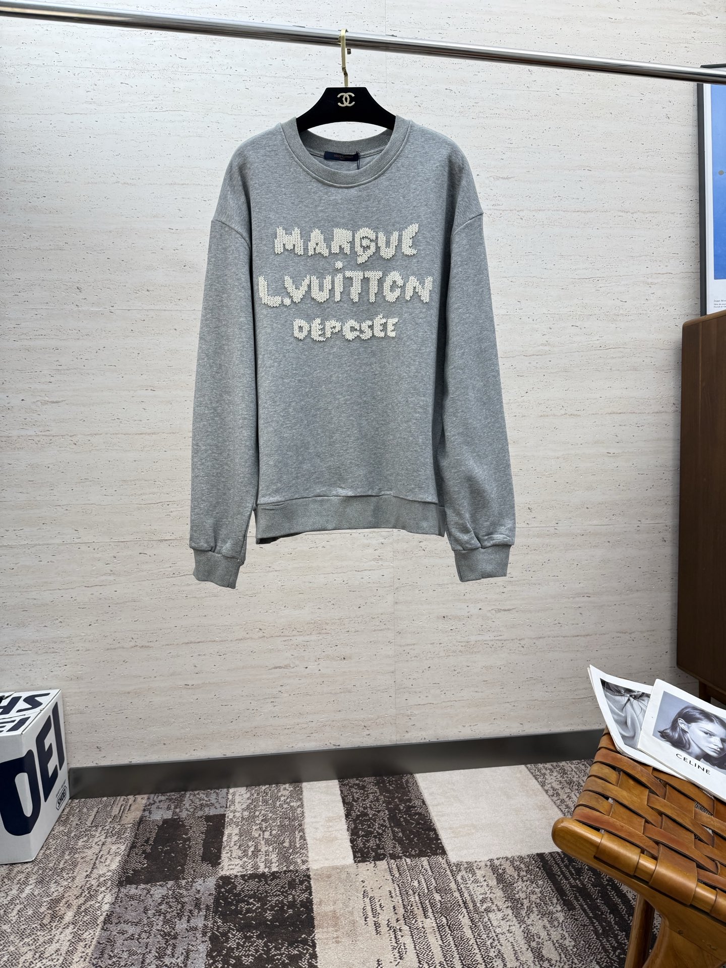 NO:571106,LV25ss gray embroidered hook-and-loop sweatshirt. Process description: Made of customized YB native cotton fabric, the texture is soft and breathable, comfortable and stylish to wear. The oversized loose fit is combined with the round-neck pullover sweatshirt cut to create a classic casual style. The fabric has been specially treated to maintain the skin-friendly properties of cotton and improve the overall stiffness. Thick line embroidery is used on the front and back to present the brand logo. The iconic LV letter logo is outlined with fine embroidery on the chest, and Marque is fully embroidered on the back.  L.Vuitton Déposée words. The embroidery lines are full and three-dimensional, creating a realistic hand-woven visual effect through unique knitting techniques. Every embroidery detail is strictly controlled to ensure that the stitches are even and fine, and the pattern is clear and exquisite. SizeS M L XL,, louis   vuitton,versace,hoodie,sweatshirts,alexander wang19860909LV25ss灰色刺绣勾花字母卫衣 工艺说明采用定制YB原生全棉面料,质地柔软透气,穿着舒适有型.oversized宽松版型结合圆领套头卫衣剪裁,打造经典休闲风格.面料经过特殊处理,既保持了棉质的亲肤特性,又提升了整体挺括度.前后分别采用粗线刺绣工艺呈现品牌标识.胸前以精细刺绣勾勒出标志性LV字母徽标,后部则完整绣制Marque L.Vuitton Déposée字样.刺绣线条饱满立体,通过独特的针织手法营造出逼真的手工编织视觉效果.每个刺绣细节都经过严格把控,确保针脚均匀细密,图案清晰精致. SizeS M L XL,,louis vuitton,versace,hoodie,sweatshirts,alexander wang,Men's clothing