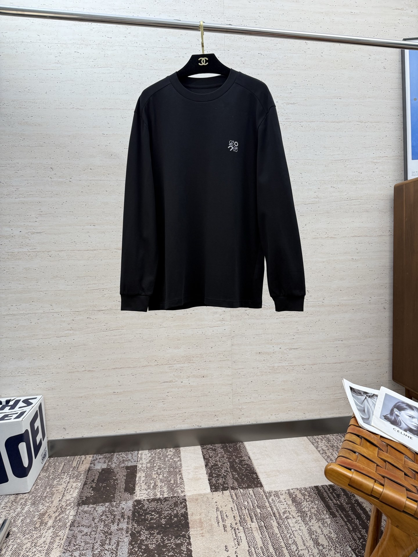 NO:529977,LOE25SS men's round neck long-sleeved sweatshirt for early autumn......Community versatile style, not only does it require a simple style, but more importantly, its fabric texture can conquer the public and become a popular hot item!  Customer-supplied cotton creates a dense and skin-friendly touch, and secondly, both crisp and draped feel are excellent. The actual product instantly gives you the desire to buy back!  !  !  Code number M-5XL, loewe, hoodie, sweatshirts, alexander wang19860909LOE25SS早秋男士圆领长袖卫衣.......通勤百搭款,不仅需要样式版型简洁 更重要是它的面料质感才能征服大众成为炙手可热的热门单品！客供棉质打造 绵密亲肤的触感,其次挺括感与垂坠感都相当出色,实物到手瞬间让你有无限回购的渴望！！！码数M-5XL,,loewe,hoodie,sweatshirts,alexander wang,Men's clothing