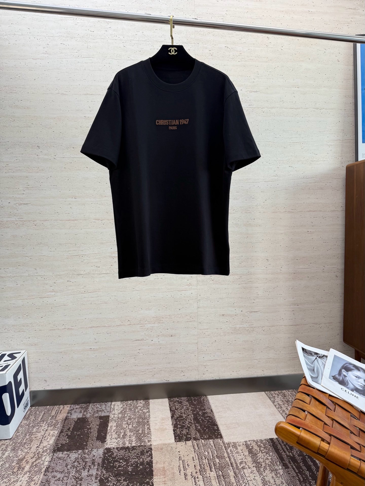 NO:571108,CD25S autumn men's round neck short sleeves are very stunning. Made of pure cotton fabric supplied by customers. It has excellent breathability and warmth. Even if it is worn close to the body, it will not feel prickly. The comfort level is definitely beyond your imagination. You will understand when you get the actual product!  !  !  Size M-5XL,,T-shirt,alexander wang19860909CD25S秋季男士圆领短袖,十分惊艳,客供纯棉面料打造 拥有优越的透气性与保暖性,即便是贴身穿着也不会有扎刺感可言,舒适程度绝对超乎你的想象,实物到手你就会懂得！！！码数M-5XL,,T-shirt,alexander wang,Men's clothing